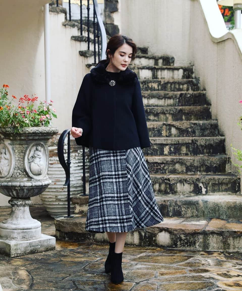 Maglie Par Ef De マーリエパーエフデさんのインスタグラム写真 Maglie Par Ef De マーリエパーエフデ Instagram Maglie Par Ef De トレンドのケープデザインショートコート 取り外しの出来るフェイクファーの衿と パールブローチがリッチな印象に