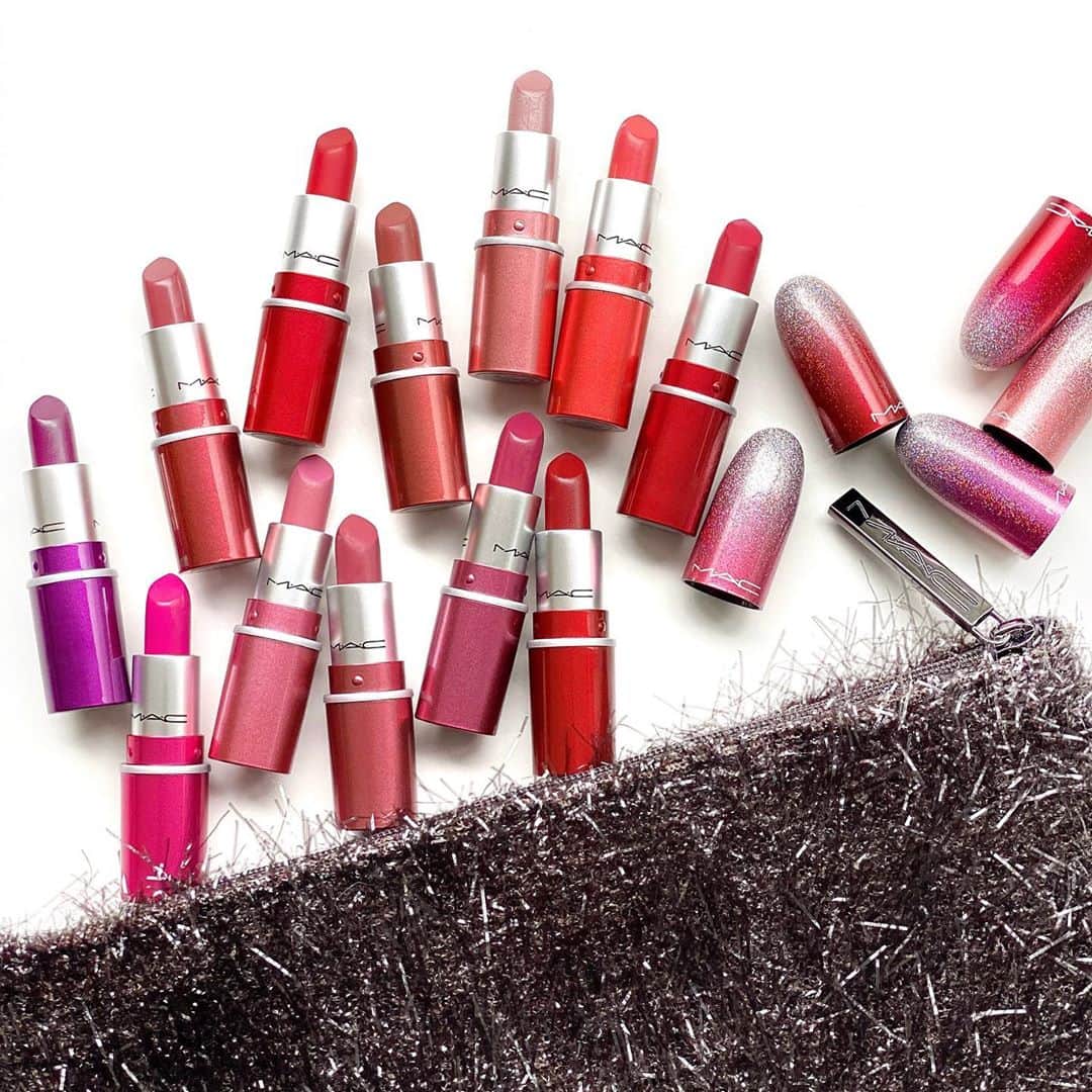 M∙A∙C Cosmetics Japanのインスタグラム：「【スペシャルギフトキャンペーン】 全国のM·A·Cカウンターにて、お好きなM·A·C 製品を9,900円(税込)以上お買い上げされた方に、ホリデー限定デザインポーチをプレゼントしております✨ ㅤ クラッチバッグとしてもお使いいただける、大きめサイズのゴージャスなポーチです💎 ポーチの画像はスワイプしてチェック👉お得なチャンスをお見逃しなく！ ㅤ ポーチサイズ: 約W255 × H180mm ㅤ *公式オンライン: 11/6(金) 10:00開始 (アクセス集中などによりキャンペーン開始が遅れる場合がございます。予めご了承ください) ＜注意事項＞ ・数量限定のため、なくなり次第終了です。 ・お1人様1会計につき1回までとさせて頂きます。 ・画像はイメージです。実際のデザインと異なる場合がございます。 ㅤ #MACFrostedFirework #macクリスマスコフレ2020 #MACHoliday #MACCosmeticsJapan #MACCosmetics #MAC #MACコスメ #マックコスメ #コスメ#コスメ紹介#コスメ好き#コスメレポ #化粧品 #デパコス #コスメ部 #コスメマニア#メイクポーチ#ポーチ#クラッチバッグ#ギフト#プレゼント#キラキラ#キラキラメイク#限定#限定コスメ#限定品#クリスマスコフレ#クリスマスコフレ2020」
