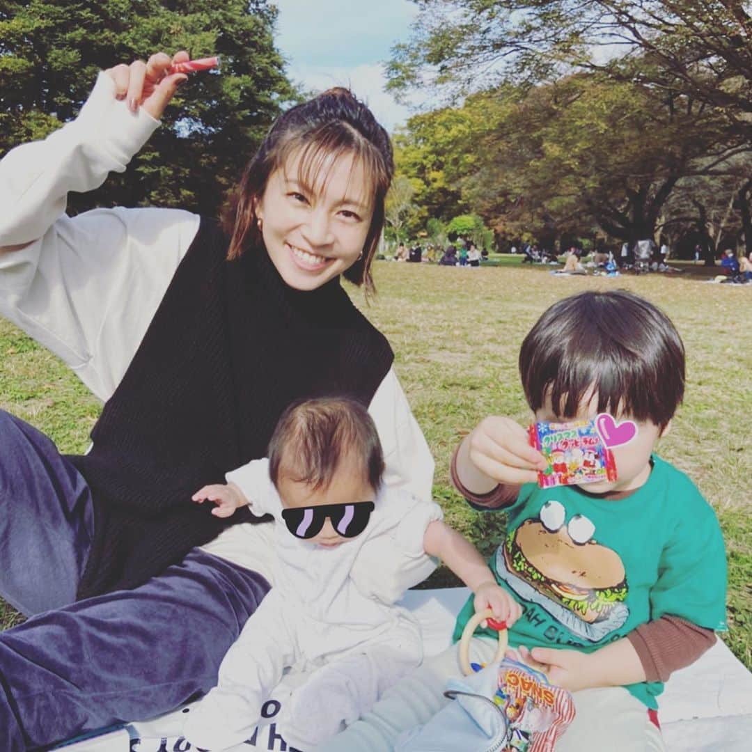 安田美沙子さんのインスタグラム写真 - (安田美沙子Instagram)「家族で公園へ🍃 はんなも一緒🐶息子の自転車もベビーカーに引っ掛けて、はんなもいたので、てんやわんやしながらやっと辿り着けました✨ . . . 5人家族だと結構沢山だね。笑 兄はハロウィンで貰ったお菓子を 大事そうにリュックに入れて持ってきました。 特別なんだからね！！と言い聞かせる。チョコも🍫解禁してしまったし、この前こっそりテーブル下で食べてた。笑 ハロウィンはそれは大好きなイベントになるに違いない。 . . . リュックの星のお煎餅を、昨夜こっそり食べたら、なんと私としたことが、袋を捨て忘れ。。。朝、「誰が食べたの？もう！」と怒ってて、「た、た、食べてないよ？」焦ったー。笑 . . . でっかい公園が、ほんとに好きだなぁ🌿いやされたい。 . . . #park #nature #family #dog #halloween  #sweets #baby #boys #brothers knit.. @amerivintage  longtee.. @beautifulpeople_officialsite  pants.. @florent___official  shoes.. @nike」11月3日 13時19分 - yasuda_misako