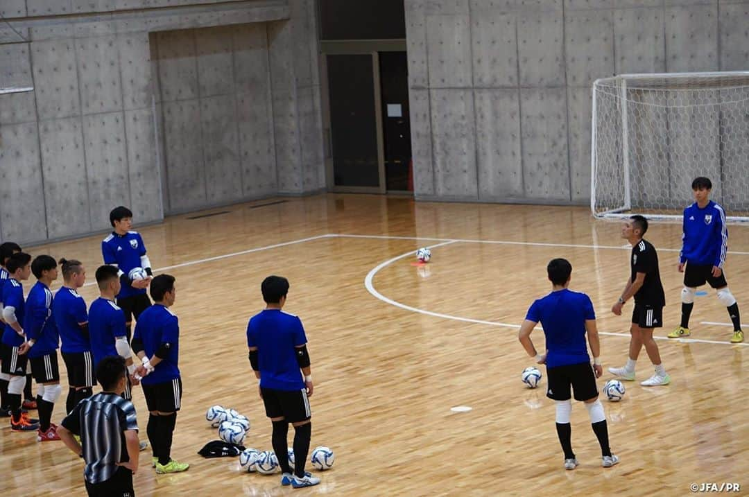 日本サッカー協会さんのインスタグラム写真 - (日本サッカー協会Instagram)「#フットサルGKキャンプ2020　充実したトレーニングを2日間実施 　 11月1日(日)から2日(月)にかけて、#高円宮記念JFA夢フィールド でフットサルGKキャンプを開催しました。将来の#フットサル日本代表 ゴールキーパー（GK）を育成、強化することを目的に、3年前から実施しているフットサルGKキャンプ。2020年の第1回となった今回は、U-23およびU-18年代の選手が計10名選出され、内山慶太郎GKコーチ(フットサル日本代表GKコーチ)と三浦拓アシスタントGKコーチ( #エスポラーダ北海道 )による指導を行いました。 　 集合時にSmartAmp法による新型コロナウイルス検査をスタッフ・選手全員が受け、陰性の確認が取れてから活動を開始しました。冒頭のミーティングでは内山コーチから、自立した選手、自立したGKになることを目標に、日本を代表するGKに相応しい姿勢と習慣を心掛け、成功と失敗の原因を理解しながら全員でよくコミュニケーションを取って2日間のキャンプに参加してほしいとメッセージが伝えられました。 　 初日のトレーニングは14:30からと18:30からのそれぞれ90分のトレーニングに臨みました。前半のセッションは至近距離からのシュートに対するブロックやボール配給のディストリビューションに焦点を当てたトレーニングを行い、後半のセッションではミドルシュートに対応するセービングと前半に引き続きディストリビューションに特化したメニューに取り組みました。 　 夕食後のミーティングでは参加した選手が1人ずつ「選手としての目標」、「プレー面の目標」、「プレー面の課題」を発表し、それを受けて内山コーチは「選手としての目標」をどのスパンで実現していくかをよく考えて日々のトレーニングに臨んでほしいと伝えました。 　 最終日の3セッション目では初日に取り組んだ内容を複合的に実践する、試合に近い内容のメニューに取り組みました。短い期間の中でも選手たちは同世代の同じポジションの選手たちと切磋琢磨する関係を築き、トレーニング中には互いに声を掛け合う姿が見られました。また活動期間中にはU-19フットサル日本代表の木暮賢一郎監督も会場を訪れ、育成年代の選手たちのトレーニング姿を見学しました。 　 最後の全体ミーティングでは内山コーチからこのキャンプで吸収したことを所属クラブに戻ってから各自で取り組み、代表での再会を期待していることが伝えられて解散となりました。 フットサルGKキャンプ2020は、翌週に今回とは異なる選手を招集して、年内最後となる2回目の活動を開催予定です。  #futsal #jfa」11月3日 13時16分 - japanfootballassociation