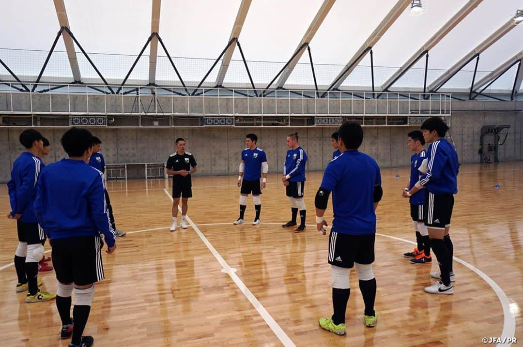 日本サッカー協会さんのインスタグラム写真 - (日本サッカー協会Instagram)「#フットサルGKキャンプ2020　充実したトレーニングを2日間実施 　 11月1日(日)から2日(月)にかけて、#高円宮記念JFA夢フィールド でフットサルGKキャンプを開催しました。将来の#フットサル日本代表 ゴールキーパー（GK）を育成、強化することを目的に、3年前から実施しているフットサルGKキャンプ。2020年の第1回となった今回は、U-23およびU-18年代の選手が計10名選出され、内山慶太郎GKコーチ(フットサル日本代表GKコーチ)と三浦拓アシスタントGKコーチ( #エスポラーダ北海道 )による指導を行いました。 　 集合時にSmartAmp法による新型コロナウイルス検査をスタッフ・選手全員が受け、陰性の確認が取れてから活動を開始しました。冒頭のミーティングでは内山コーチから、自立した選手、自立したGKになることを目標に、日本を代表するGKに相応しい姿勢と習慣を心掛け、成功と失敗の原因を理解しながら全員でよくコミュニケーションを取って2日間のキャンプに参加してほしいとメッセージが伝えられました。 　 初日のトレーニングは14:30からと18:30からのそれぞれ90分のトレーニングに臨みました。前半のセッションは至近距離からのシュートに対するブロックやボール配給のディストリビューションに焦点を当てたトレーニングを行い、後半のセッションではミドルシュートに対応するセービングと前半に引き続きディストリビューションに特化したメニューに取り組みました。 　 夕食後のミーティングでは参加した選手が1人ずつ「選手としての目標」、「プレー面の目標」、「プレー面の課題」を発表し、それを受けて内山コーチは「選手としての目標」をどのスパンで実現していくかをよく考えて日々のトレーニングに臨んでほしいと伝えました。 　 最終日の3セッション目では初日に取り組んだ内容を複合的に実践する、試合に近い内容のメニューに取り組みました。短い期間の中でも選手たちは同世代の同じポジションの選手たちと切磋琢磨する関係を築き、トレーニング中には互いに声を掛け合う姿が見られました。また活動期間中にはU-19フットサル日本代表の木暮賢一郎監督も会場を訪れ、育成年代の選手たちのトレーニング姿を見学しました。 　 最後の全体ミーティングでは内山コーチからこのキャンプで吸収したことを所属クラブに戻ってから各自で取り組み、代表での再会を期待していることが伝えられて解散となりました。 フットサルGKキャンプ2020は、翌週に今回とは異なる選手を招集して、年内最後となる2回目の活動を開催予定です。  #futsal #jfa」11月3日 13時16分 - japanfootballassociation