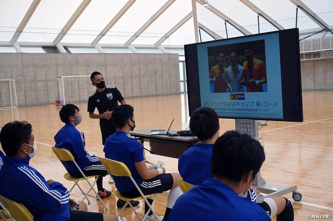 日本サッカー協会さんのインスタグラム写真 - (日本サッカー協会Instagram)「#フットサルGKキャンプ2020　充実したトレーニングを2日間実施 　 11月1日(日)から2日(月)にかけて、#高円宮記念JFA夢フィールド でフットサルGKキャンプを開催しました。将来の#フットサル日本代表 ゴールキーパー（GK）を育成、強化することを目的に、3年前から実施しているフットサルGKキャンプ。2020年の第1回となった今回は、U-23およびU-18年代の選手が計10名選出され、内山慶太郎GKコーチ(フットサル日本代表GKコーチ)と三浦拓アシスタントGKコーチ( #エスポラーダ北海道 )による指導を行いました。 　 集合時にSmartAmp法による新型コロナウイルス検査をスタッフ・選手全員が受け、陰性の確認が取れてから活動を開始しました。冒頭のミーティングでは内山コーチから、自立した選手、自立したGKになることを目標に、日本を代表するGKに相応しい姿勢と習慣を心掛け、成功と失敗の原因を理解しながら全員でよくコミュニケーションを取って2日間のキャンプに参加してほしいとメッセージが伝えられました。 　 初日のトレーニングは14:30からと18:30からのそれぞれ90分のトレーニングに臨みました。前半のセッションは至近距離からのシュートに対するブロックやボール配給のディストリビューションに焦点を当てたトレーニングを行い、後半のセッションではミドルシュートに対応するセービングと前半に引き続きディストリビューションに特化したメニューに取り組みました。 　 夕食後のミーティングでは参加した選手が1人ずつ「選手としての目標」、「プレー面の目標」、「プレー面の課題」を発表し、それを受けて内山コーチは「選手としての目標」をどのスパンで実現していくかをよく考えて日々のトレーニングに臨んでほしいと伝えました。 　 最終日の3セッション目では初日に取り組んだ内容を複合的に実践する、試合に近い内容のメニューに取り組みました。短い期間の中でも選手たちは同世代の同じポジションの選手たちと切磋琢磨する関係を築き、トレーニング中には互いに声を掛け合う姿が見られました。また活動期間中にはU-19フットサル日本代表の木暮賢一郎監督も会場を訪れ、育成年代の選手たちのトレーニング姿を見学しました。 　 最後の全体ミーティングでは内山コーチからこのキャンプで吸収したことを所属クラブに戻ってから各自で取り組み、代表での再会を期待していることが伝えられて解散となりました。 フットサルGKキャンプ2020は、翌週に今回とは異なる選手を招集して、年内最後となる2回目の活動を開催予定です。  #futsal #jfa」11月3日 13時16分 - japanfootballassociation