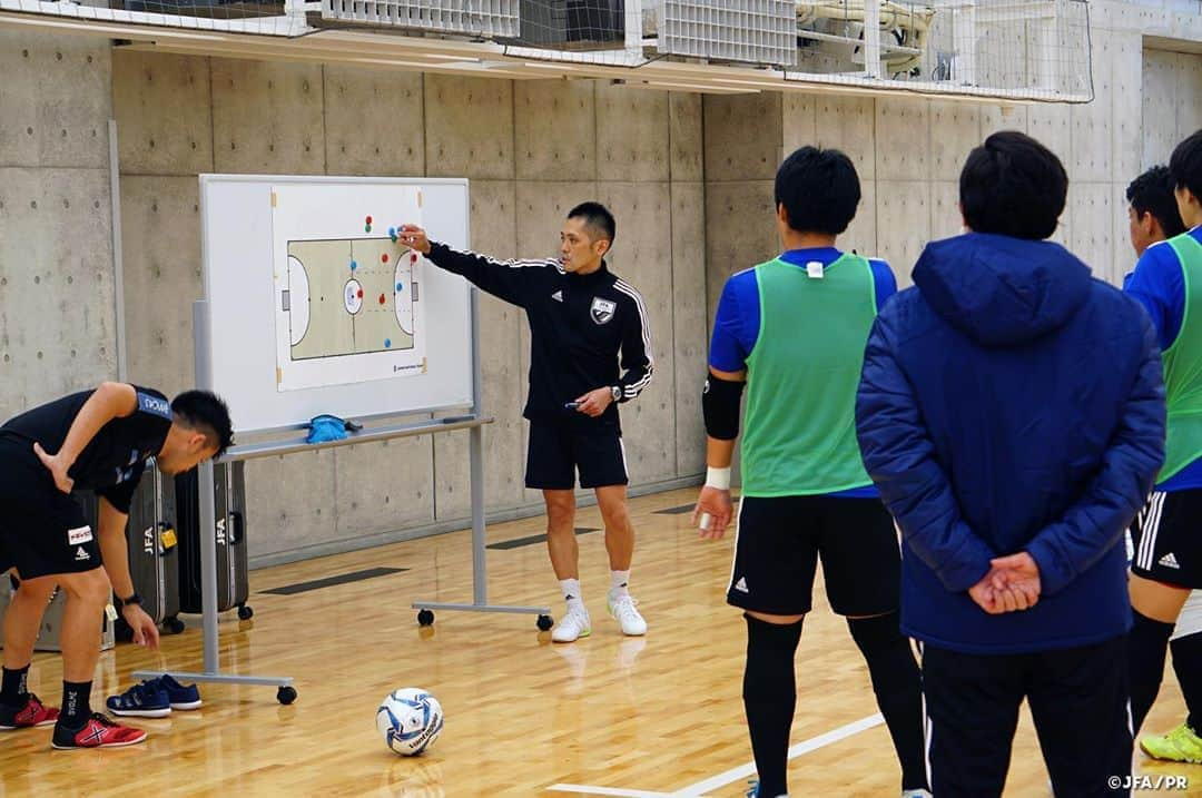 日本サッカー協会さんのインスタグラム写真 - (日本サッカー協会Instagram)「#フットサルGKキャンプ2020　充実したトレーニングを2日間実施 　 11月1日(日)から2日(月)にかけて、#高円宮記念JFA夢フィールド でフットサルGKキャンプを開催しました。将来の#フットサル日本代表 ゴールキーパー（GK）を育成、強化することを目的に、3年前から実施しているフットサルGKキャンプ。2020年の第1回となった今回は、U-23およびU-18年代の選手が計10名選出され、内山慶太郎GKコーチ(フットサル日本代表GKコーチ)と三浦拓アシスタントGKコーチ( #エスポラーダ北海道 )による指導を行いました。 　 集合時にSmartAmp法による新型コロナウイルス検査をスタッフ・選手全員が受け、陰性の確認が取れてから活動を開始しました。冒頭のミーティングでは内山コーチから、自立した選手、自立したGKになることを目標に、日本を代表するGKに相応しい姿勢と習慣を心掛け、成功と失敗の原因を理解しながら全員でよくコミュニケーションを取って2日間のキャンプに参加してほしいとメッセージが伝えられました。 　 初日のトレーニングは14:30からと18:30からのそれぞれ90分のトレーニングに臨みました。前半のセッションは至近距離からのシュートに対するブロックやボール配給のディストリビューションに焦点を当てたトレーニングを行い、後半のセッションではミドルシュートに対応するセービングと前半に引き続きディストリビューションに特化したメニューに取り組みました。 　 夕食後のミーティングでは参加した選手が1人ずつ「選手としての目標」、「プレー面の目標」、「プレー面の課題」を発表し、それを受けて内山コーチは「選手としての目標」をどのスパンで実現していくかをよく考えて日々のトレーニングに臨んでほしいと伝えました。 　 最終日の3セッション目では初日に取り組んだ内容を複合的に実践する、試合に近い内容のメニューに取り組みました。短い期間の中でも選手たちは同世代の同じポジションの選手たちと切磋琢磨する関係を築き、トレーニング中には互いに声を掛け合う姿が見られました。また活動期間中にはU-19フットサル日本代表の木暮賢一郎監督も会場を訪れ、育成年代の選手たちのトレーニング姿を見学しました。 　 最後の全体ミーティングでは内山コーチからこのキャンプで吸収したことを所属クラブに戻ってから各自で取り組み、代表での再会を期待していることが伝えられて解散となりました。 フットサルGKキャンプ2020は、翌週に今回とは異なる選手を招集して、年内最後となる2回目の活動を開催予定です。  #futsal #jfa」11月3日 13時16分 - japanfootballassociation