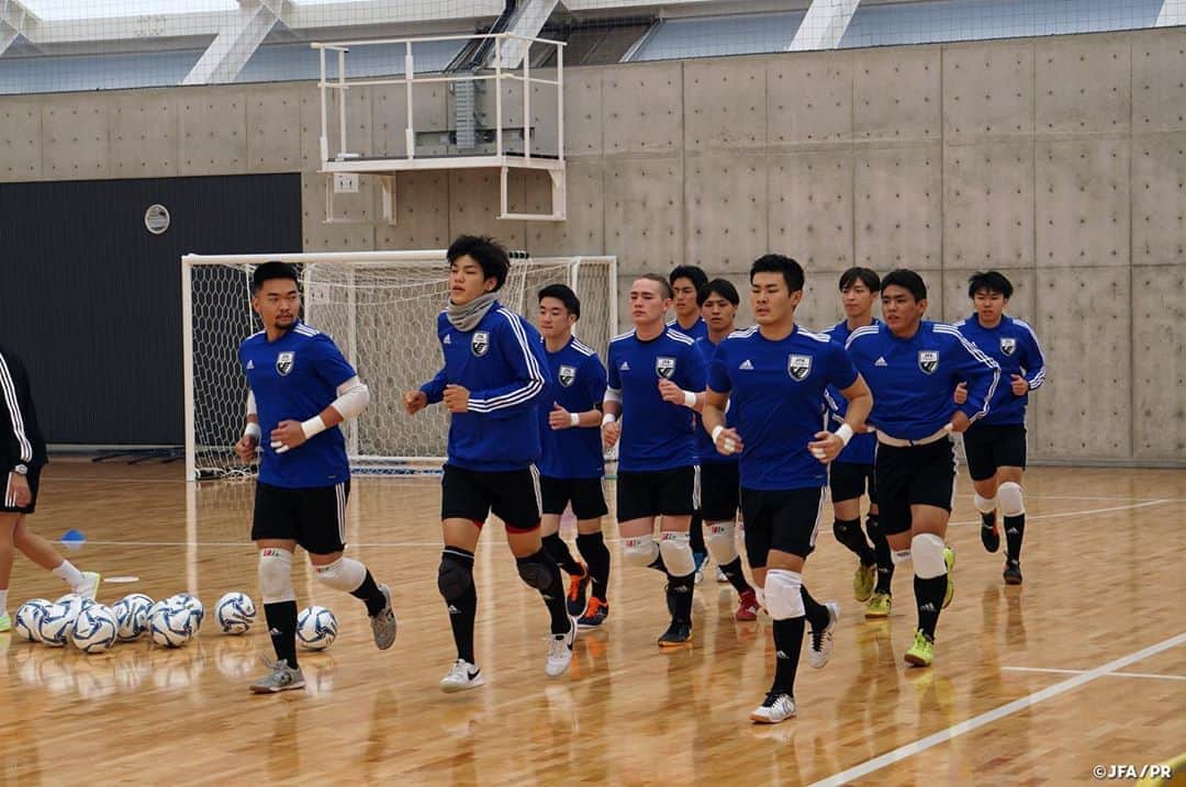 日本サッカー協会さんのインスタグラム写真 - (日本サッカー協会Instagram)「#フットサルGKキャンプ2020　充実したトレーニングを2日間実施 　 11月1日(日)から2日(月)にかけて、#高円宮記念JFA夢フィールド でフットサルGKキャンプを開催しました。将来の#フットサル日本代表 ゴールキーパー（GK）を育成、強化することを目的に、3年前から実施しているフットサルGKキャンプ。2020年の第1回となった今回は、U-23およびU-18年代の選手が計10名選出され、内山慶太郎GKコーチ(フットサル日本代表GKコーチ)と三浦拓アシスタントGKコーチ( #エスポラーダ北海道 )による指導を行いました。 　 集合時にSmartAmp法による新型コロナウイルス検査をスタッフ・選手全員が受け、陰性の確認が取れてから活動を開始しました。冒頭のミーティングでは内山コーチから、自立した選手、自立したGKになることを目標に、日本を代表するGKに相応しい姿勢と習慣を心掛け、成功と失敗の原因を理解しながら全員でよくコミュニケーションを取って2日間のキャンプに参加してほしいとメッセージが伝えられました。 　 初日のトレーニングは14:30からと18:30からのそれぞれ90分のトレーニングに臨みました。前半のセッションは至近距離からのシュートに対するブロックやボール配給のディストリビューションに焦点を当てたトレーニングを行い、後半のセッションではミドルシュートに対応するセービングと前半に引き続きディストリビューションに特化したメニューに取り組みました。 　 夕食後のミーティングでは参加した選手が1人ずつ「選手としての目標」、「プレー面の目標」、「プレー面の課題」を発表し、それを受けて内山コーチは「選手としての目標」をどのスパンで実現していくかをよく考えて日々のトレーニングに臨んでほしいと伝えました。 　 最終日の3セッション目では初日に取り組んだ内容を複合的に実践する、試合に近い内容のメニューに取り組みました。短い期間の中でも選手たちは同世代の同じポジションの選手たちと切磋琢磨する関係を築き、トレーニング中には互いに声を掛け合う姿が見られました。また活動期間中にはU-19フットサル日本代表の木暮賢一郎監督も会場を訪れ、育成年代の選手たちのトレーニング姿を見学しました。 　 最後の全体ミーティングでは内山コーチからこのキャンプで吸収したことを所属クラブに戻ってから各自で取り組み、代表での再会を期待していることが伝えられて解散となりました。 フットサルGKキャンプ2020は、翌週に今回とは異なる選手を招集して、年内最後となる2回目の活動を開催予定です。  #futsal #jfa」11月3日 13時16分 - japanfootballassociation