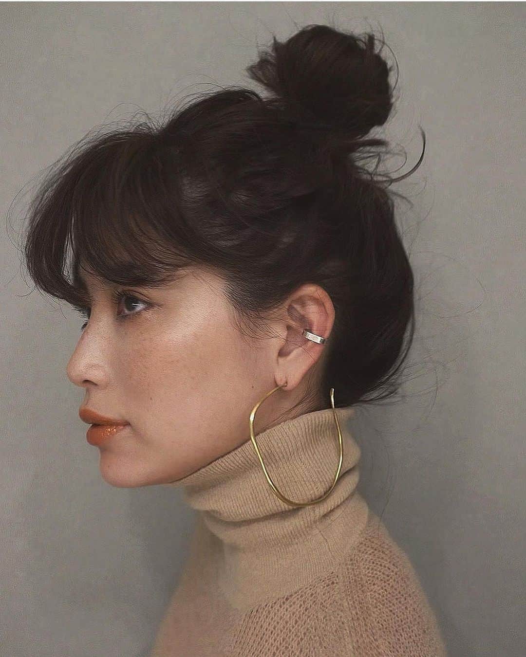 JUNNAのインスタグラム：「沢山リクエストをいただいていた @farisjewelry の 大きなフープピアス  "Large VERO Hoops"  11月5日　@etretokyo  にて再販となります。  そのほかにも　沢山のアクセサリーが入荷致しますので  お見逃しなく...😎  #ヘアスタイル #ヘアアレンジ #ヘアサロン #お団子 #おだんご #団子 #ミディアムヘア #ミディアム #前髪 #前髪カット #前髪アレンジ #celvoke#YouTube#秋メイク#オレンジ#ブラウン#冬メイク#コスメ#ベージュ#ピアス#フープピアス #フープ#ゴールド#アクセサリー #アクセ#イヤカフ」