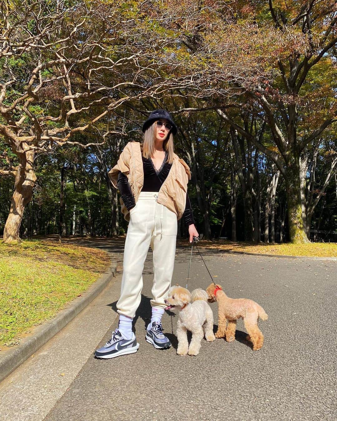 shihoさんのインスタグラム写真 - (shihoInstagram)「🐩🐩💙🌳🍂🍁 #hellonovember  この間の公園Style🐾 . . . . #エスビューティークリニック で お肌のメンテナンスしてきた 3日間はアイメイクもしない 日焼け止めOnly生活と謎に 決めてる私😎笑 毎日公園いるし、太陽も大好き だから日焼け止めは1日に何回も 塗り直してるよ👩🏼‍🔬 . . . . . #ootd#fashion #code#公園 #公園コーデ #ママコーデ #2枚目はどんぐりちょうだいしてるところ🤣 #お洋服タグはは3枚目」11月3日 13時17分 - shipogram