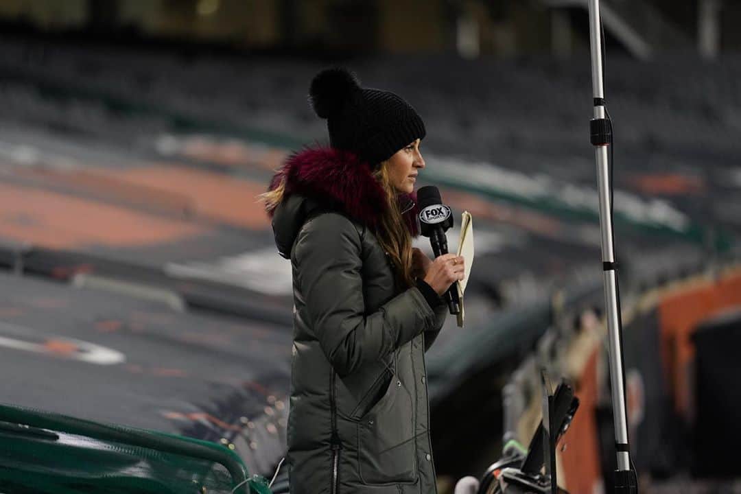 エリン・アンドリューズのインスタグラム：「Week 8...She was a chilly one!! 🥶🥶 Thank you @toddrphoto @nicolebenisti @jilliangregory @vtrilling」