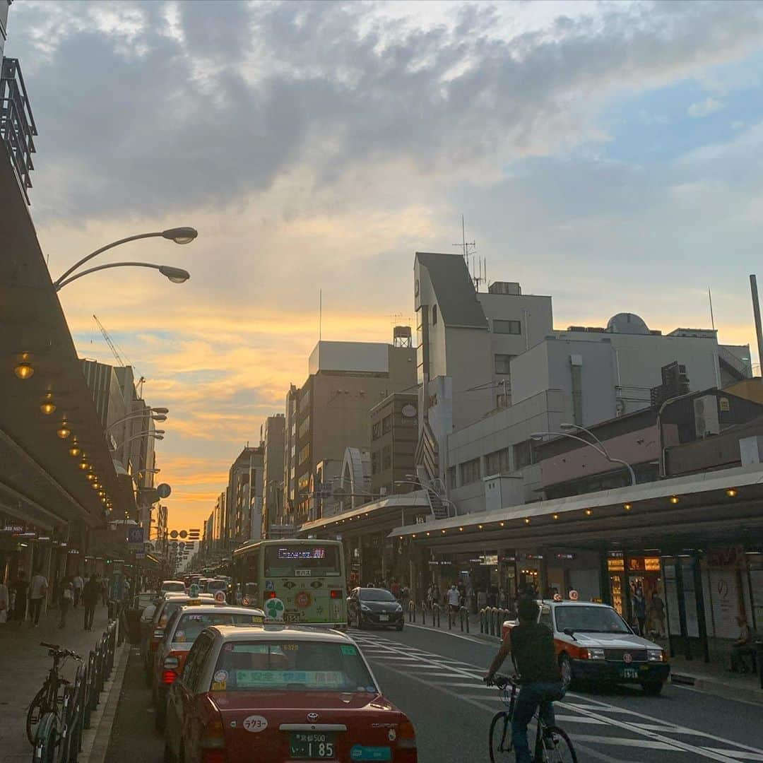 田中啓太さんのインスタグラム写真 - (田中啓太Instagram)「泉涌寺雲龍院で写経体験。  瑞光窯さんで京焼き手びねり体験。  そしてお宿は京都三代旅館の一つ三代旅館の柊屋。  どれも素晴らしい体験でした。京都は深い🍁  YouTube見てね↓ https://youtu.be/xnsuNG1tRtM」11月3日 13時25分 - kt_keita_tanaka