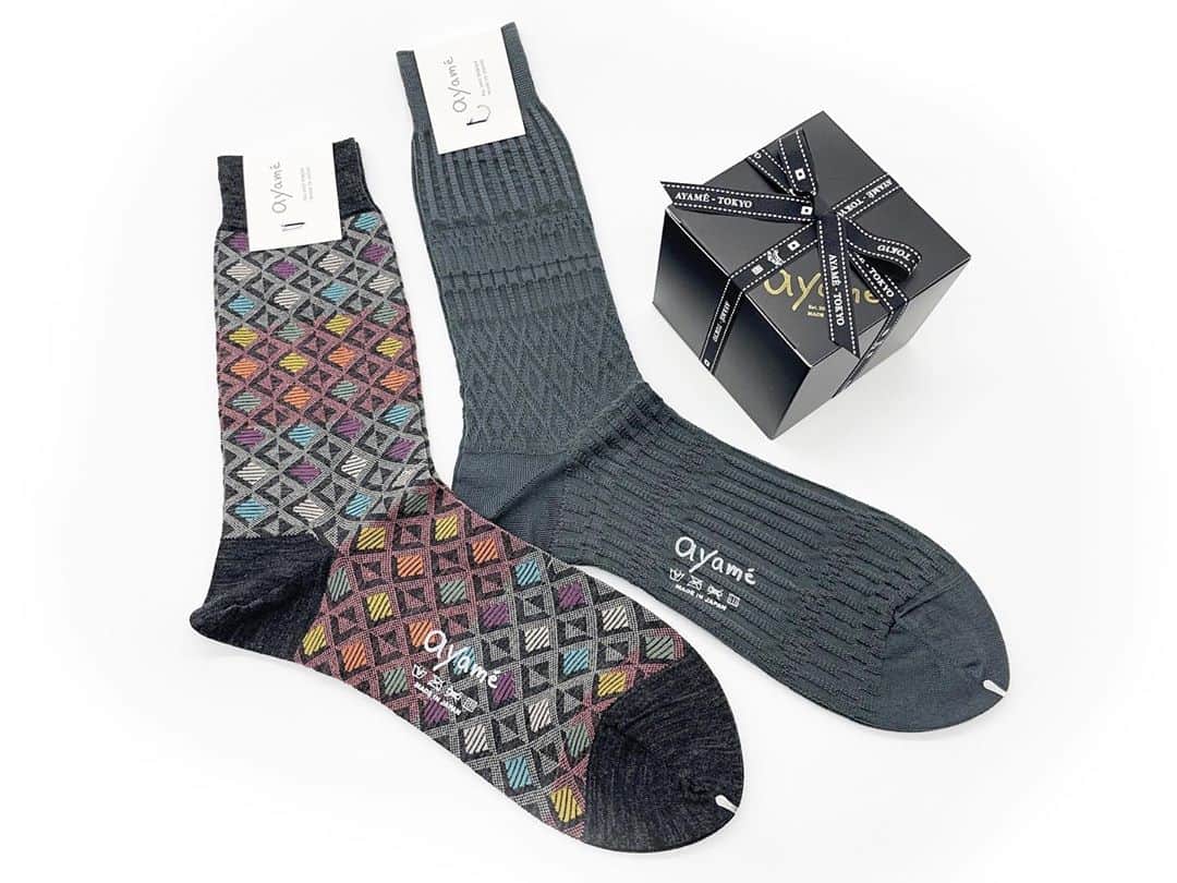 アヤメのインスタグラム：「Gift for him🧦💝 #onlinestore #giftwrapping #worldwideshipping📦✈️ 歓送迎会の贈り物に #ギフトボックス #ayamesocks #christmasgiftideas #ギフトラッピング承ります」