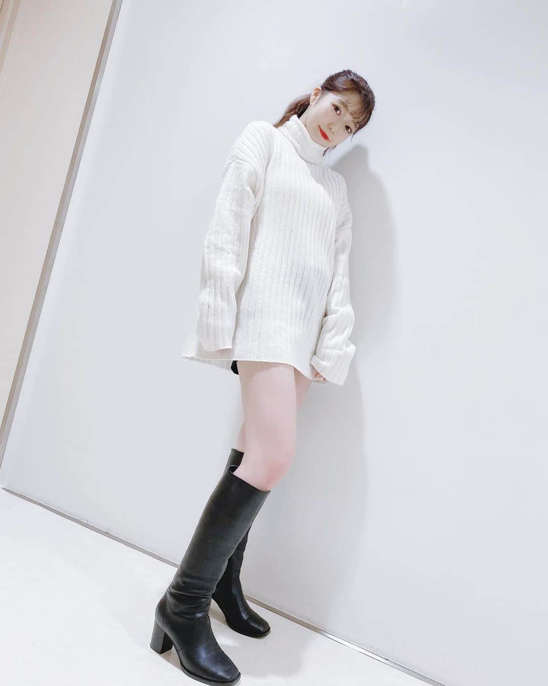 柏元萌華のインスタグラム：「11月🤍動いてます~🤗!  #白ニット#ワンピ#冬コーデ#moussy#whitecode#codenate」