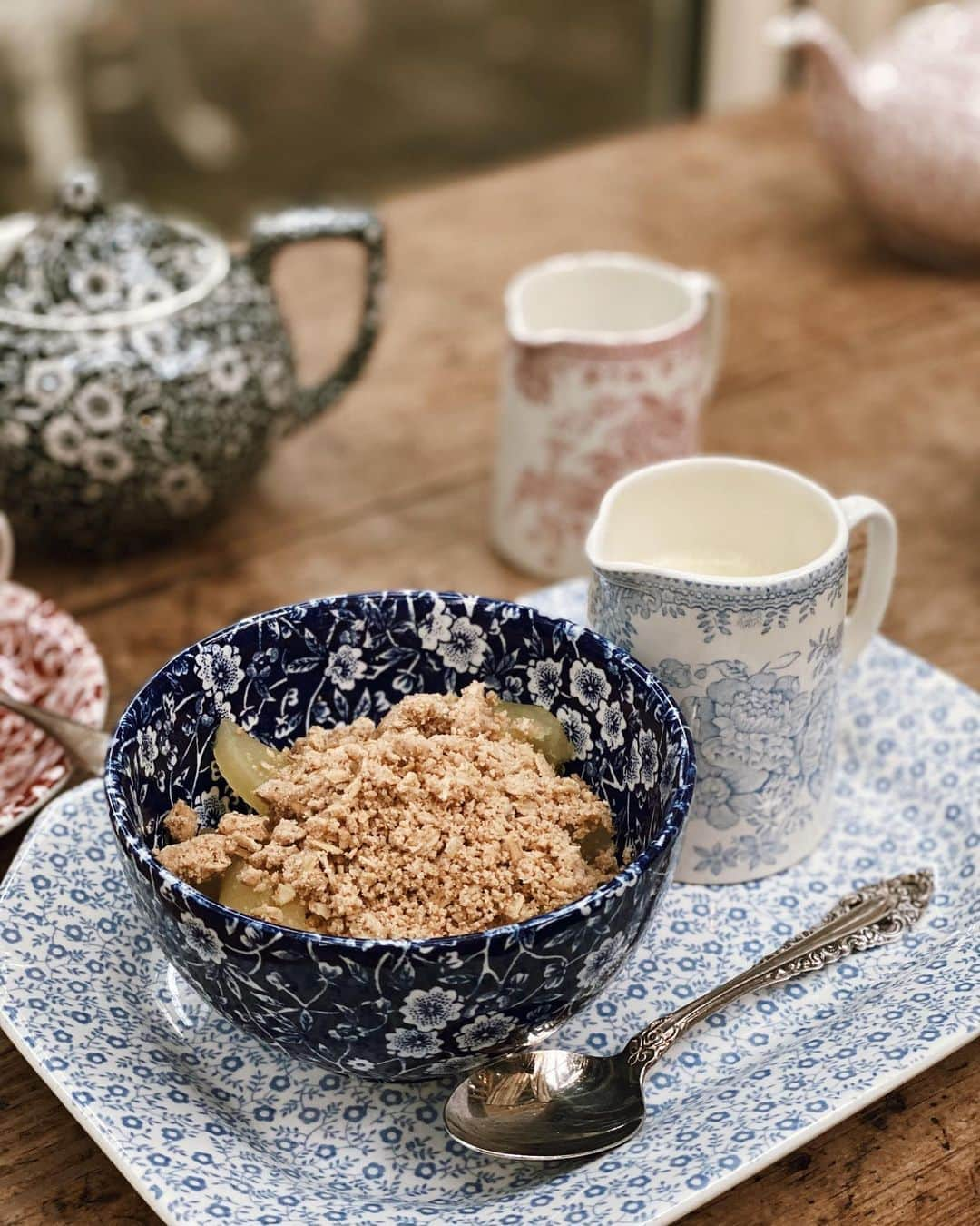 白澤貴子さんのインスタグラム写真 - (白澤貴子Instagram)「Tea & Apple crumble time in my favorite tearoom☕︎  千葉で時間のある時は必ず寄る大好きな場所。  併設のアンティークショップも大好きだけど、やっぱりここ。 店内から屋根を突き抜ける2本の木が特徴的なコンサバトリーが好みで心落ち着く。  アップルクランブルが美味しい季節になった。  小さな頃に母がよくおやつに出してくれたアップルシナモンでも今週末作ろうかな。  #白澤と千葉県」11月3日 13時27分 - takakoshirasawa