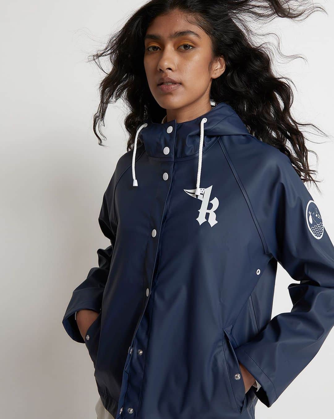 カレンウォーカーのインスタグラム：「Our Royal New Zealand Yacht Squadron x KW Rain Jackets feature the Squadron’s burgee crossed with our Runaway Girl bindle. Select from navy, yellow and bright blue on karenwalker.com and in all KW stores.」