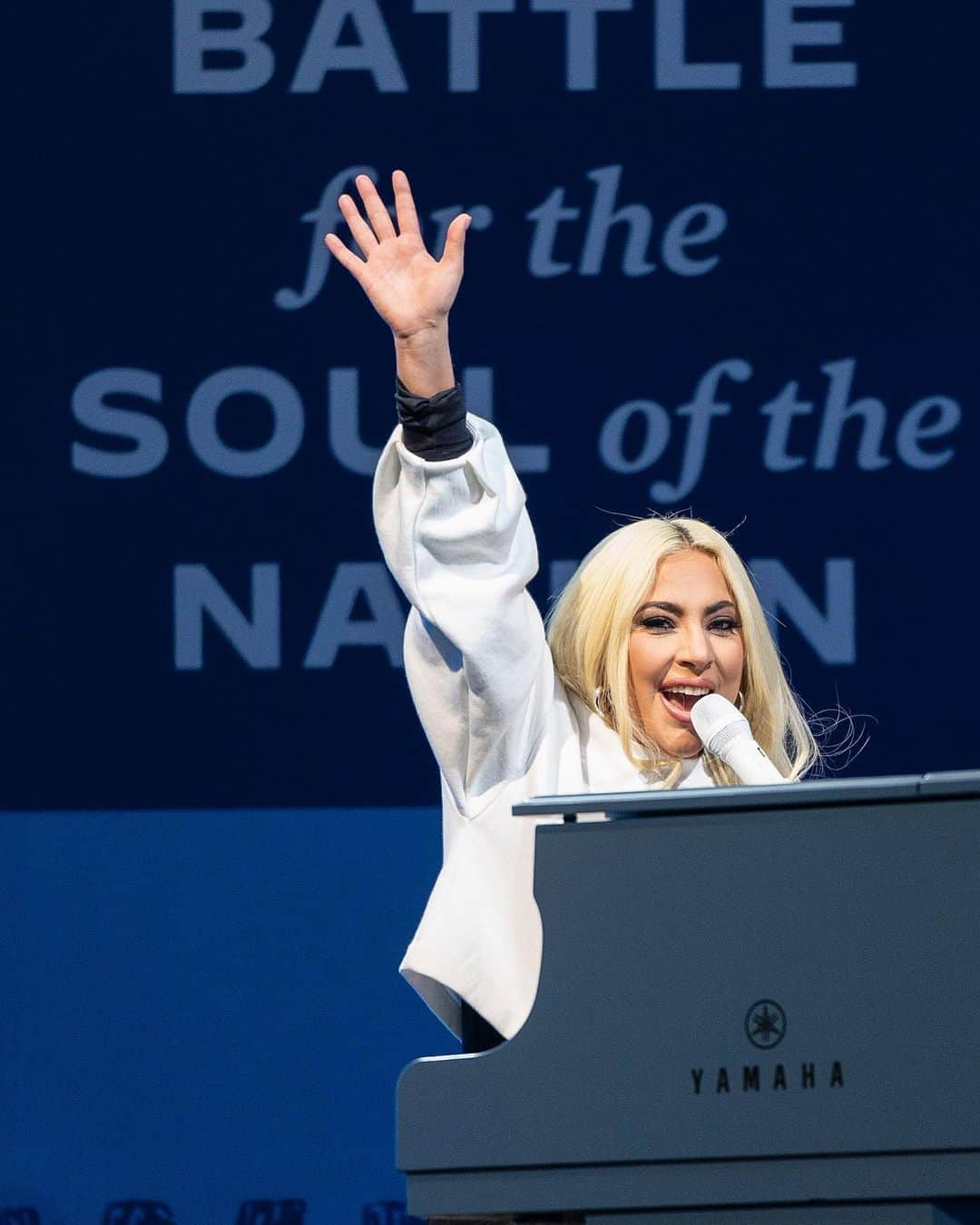 Just Jaredさんのインスタグラム写真 - (Just JaredInstagram)「@ladygaga performed her songs “Shallow” and “You and I” at Joe Biden’s final rally before Election Day. You can watch the video now by tapping this photo at the LINK IN BIO! #LadyGaga #JoeBiden Photos: Getty」11月3日 13時30分 - justjared