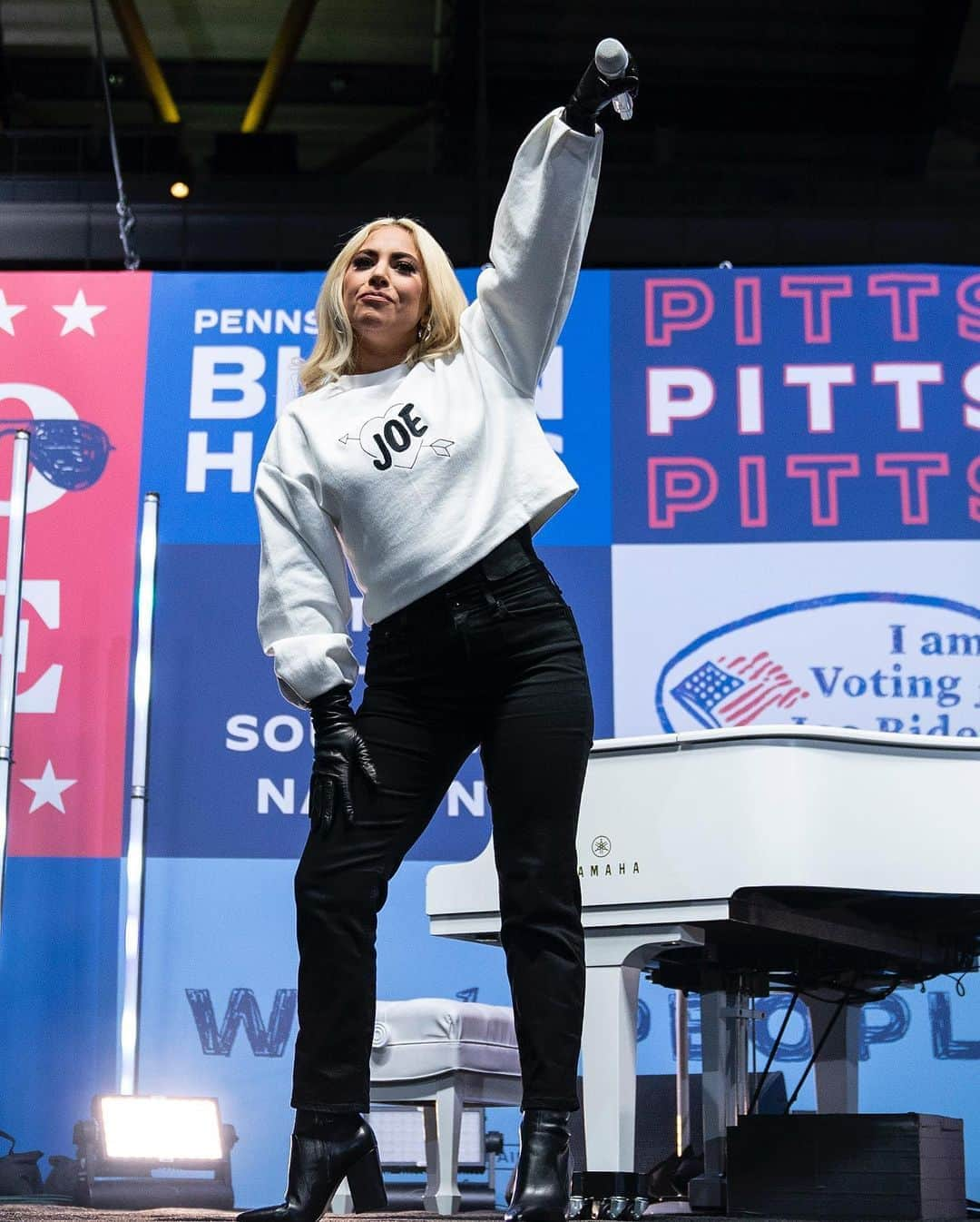 Just Jaredさんのインスタグラム写真 - (Just JaredInstagram)「@ladygaga performed her songs “Shallow” and “You and I” at Joe Biden’s final rally before Election Day. You can watch the video now by tapping this photo at the LINK IN BIO! #LadyGaga #JoeBiden Photos: Getty」11月3日 13時30分 - justjared