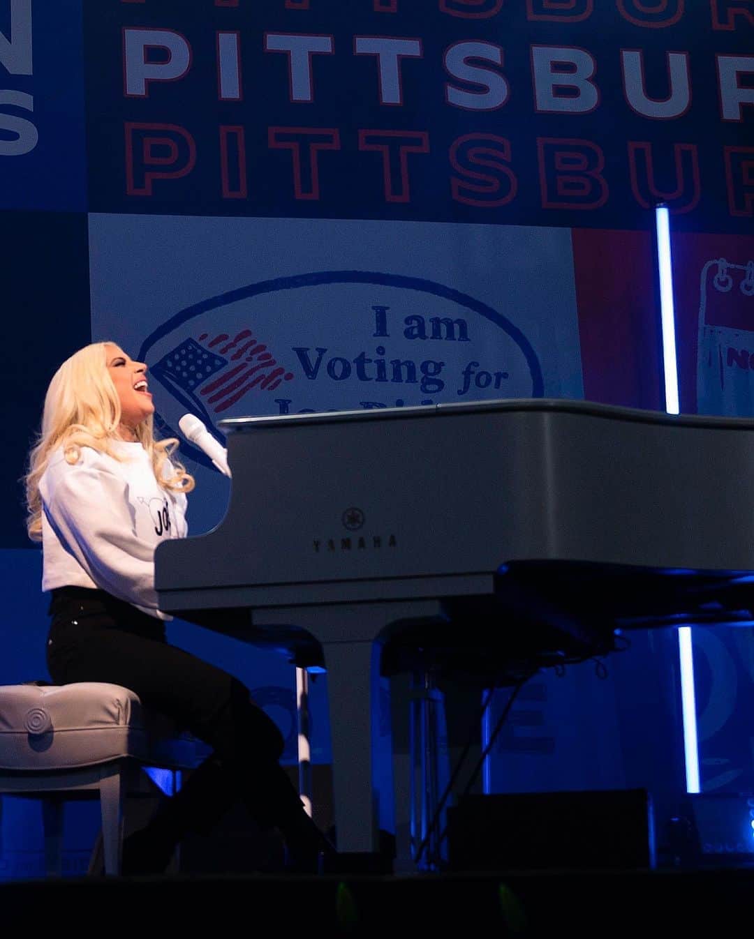 Just Jaredさんのインスタグラム写真 - (Just JaredInstagram)「@ladygaga performed her songs “Shallow” and “You and I” at Joe Biden’s final rally before Election Day. You can watch the video now by tapping this photo at the LINK IN BIO! #LadyGaga #JoeBiden Photos: Getty」11月3日 13時30分 - justjared