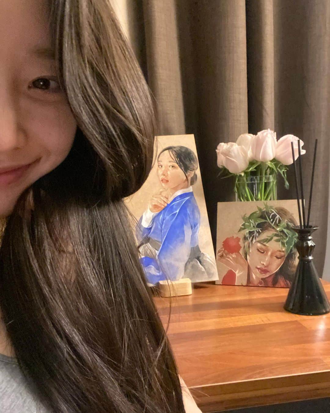 ムン・イェウォンのインスタグラム：「쌩얼은 반쪽으로 충분하다아 👩‍❤️‍💋‍👩 선물받은 것들 자랑하기 ✌️감사합니다 모두 사랑이 넘치는 11월이 되기를 🙏」