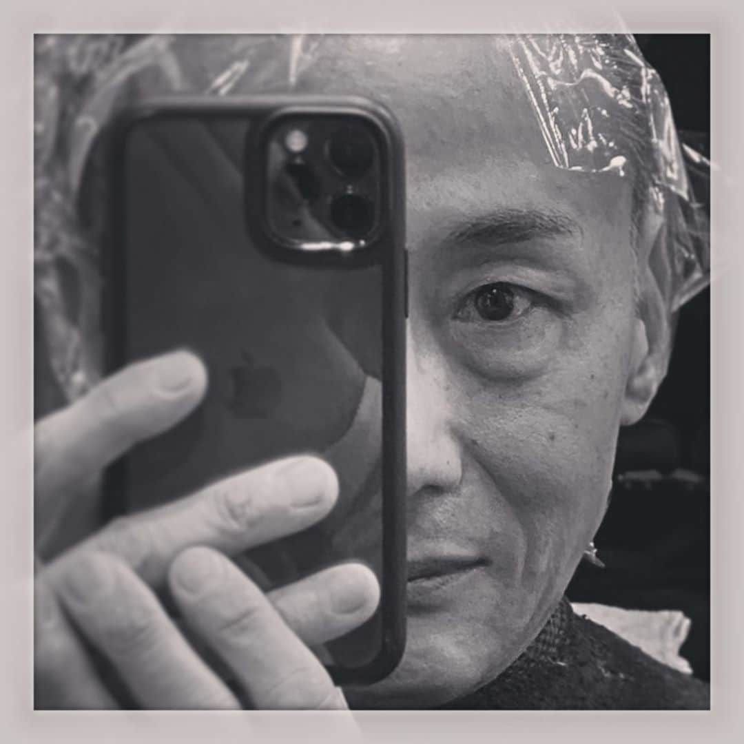 石野竜三さんのインスタグラム写真 - (石野竜三Instagram)「只今カラーリング中❣️ #カラーリング と言えば聞こえはいいがアチキの場合は単なる白髪隠しかも知れんな😅。」11月3日 13時31分 - ryuzou_ishino
