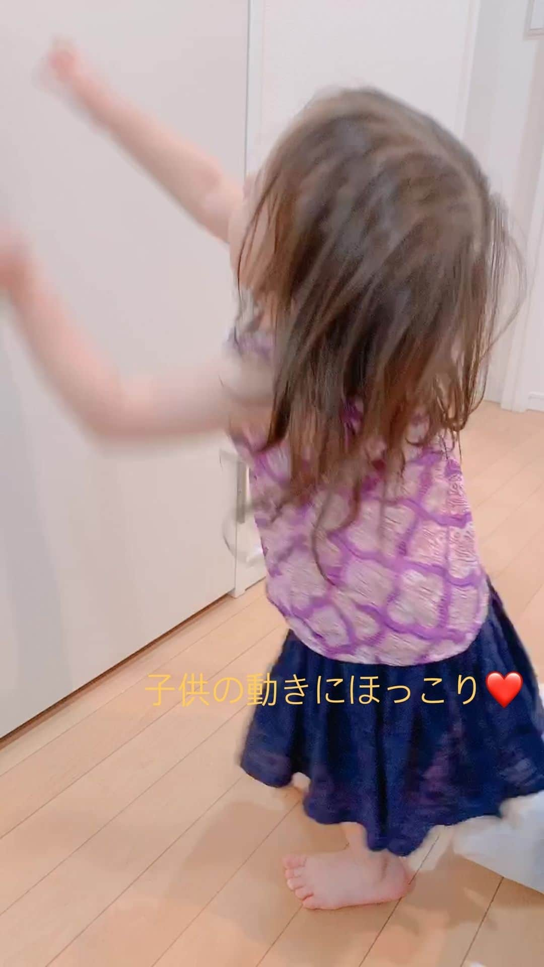 畠山潤子のインスタグラム：「娘の姿に毎日ほっこり❤️ これは夏のひとコマ🌈 歳のせいなのか、子沢山ゆえのマヒ気味な余裕なのか(笑)、親バカすいません💦 #mamalife #赤ちゃんのいる生活 #2歳7ヶ月 #生後3ヶ月 #17w1d #2歳児 #双子 #双子ママ #4人育児 #子沢山 #ベビーグラム #大家族 #hikaridiary2020」