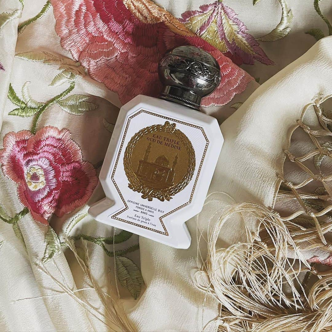 紗羅マリーさんのインスタグラム写真 - (紗羅マリーInstagram)「BULYから新たな香りの逃避行。 EAU TRIPLE OUD DE MÉDINE  濃密なアンバーに調和する、サフランとバラの二重奏。 皮袋に入ったサフラン、トパーズと琥珀が輝く沈香の宝箱に納められた真珠たち。 珍しい羽の束、しずしずと歩を進める王のためにバラのつぼみを撒いた絨毯。光沢のある絹の裏地に、商人たちが忍ばせる秘密の刺繍。  ↑ 👏  香りは物語があって、ロマンチック だから好き🪐🥀 冬は空気がぐんと重くなって 風の匂いもまた変わる。 自分自身の感情も、夏より分厚くなって静寂を好むようになる❄️ おもーく、おもーく 静かに浸れる素敵な香りだから これからの季節にピッタリ🥰 Thank you!!」11月3日 13時38分 - saramary12