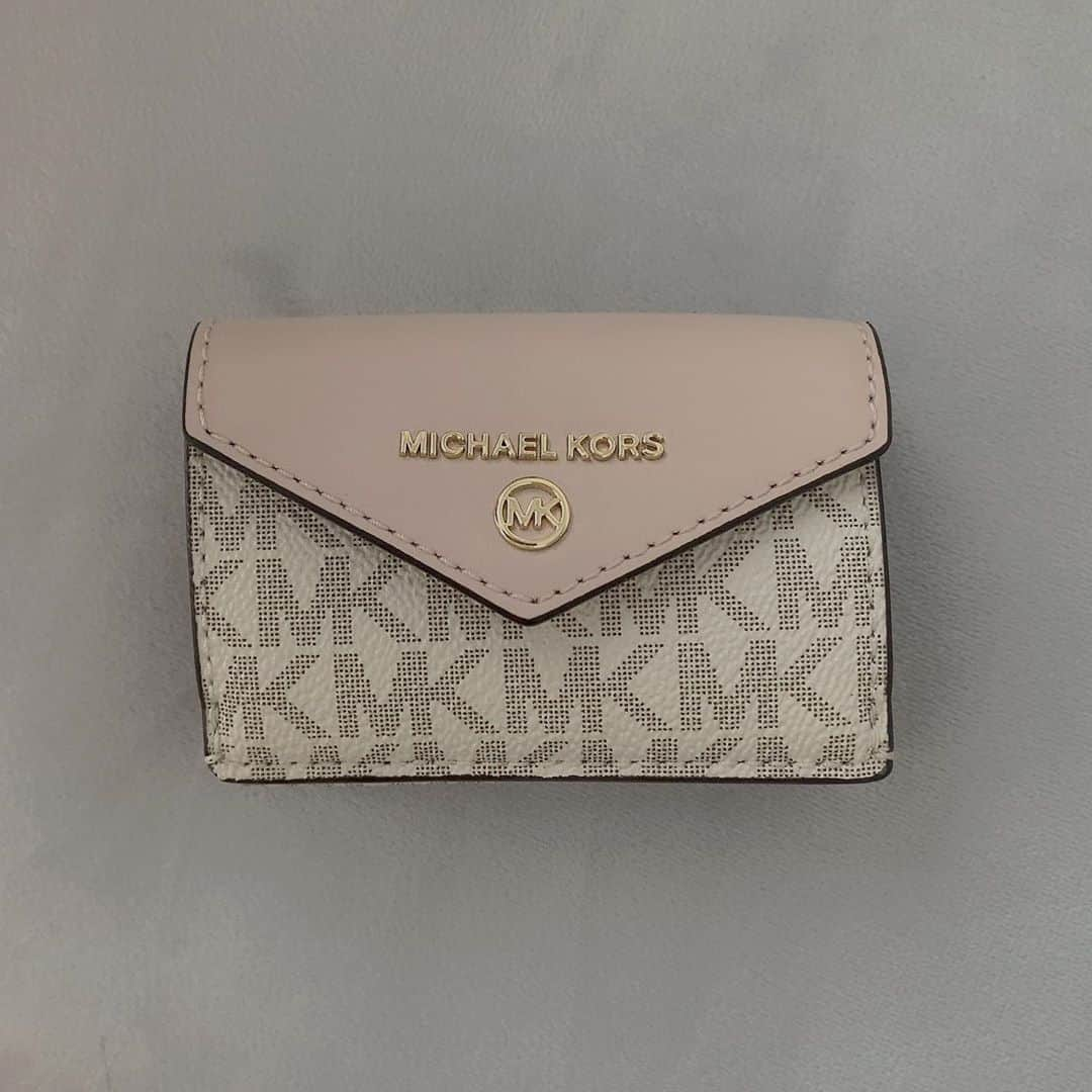 神谷樹里奈さんのインスタグラム写真 - (神谷樹里奈Instagram)「#newwallet #michaelkors #mk」11月3日 13時38分 - __oystersushi