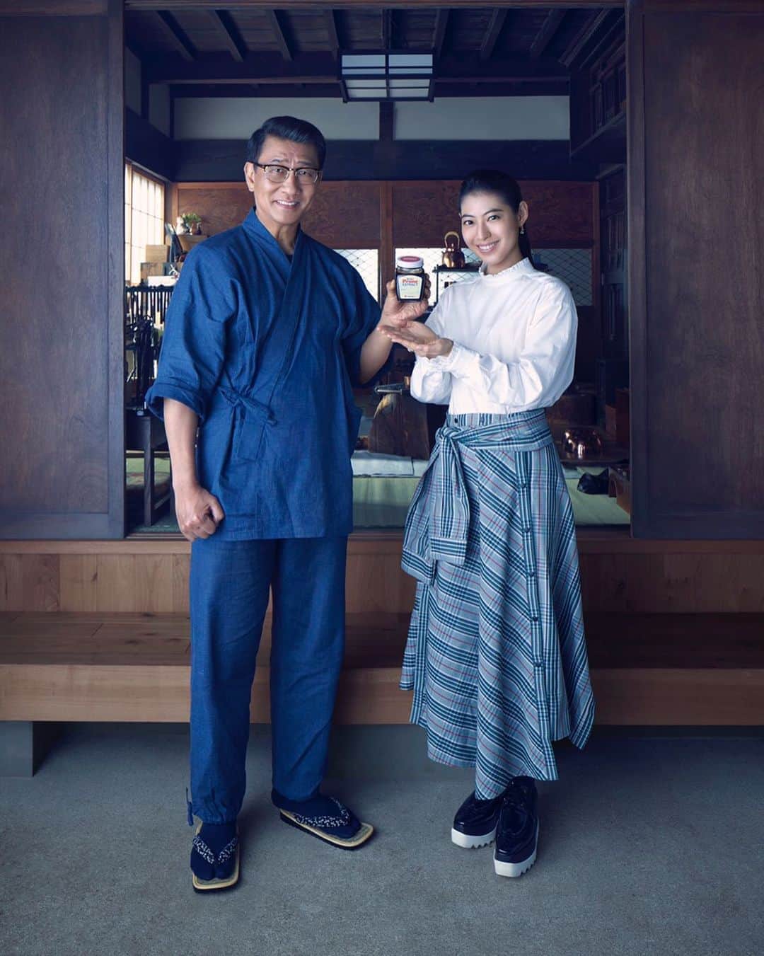 瀧本美織のインスタグラム：「職人姿の素敵な中井さんと。 みんな、ミキプルーン飲んでね💜  With Mr. Nakai who is a wonderful craftsman.  Everyone, drink MIKI Prune.   #ミキプルーン  #中井貴一 さん  #変わらない美味しさと健康を」