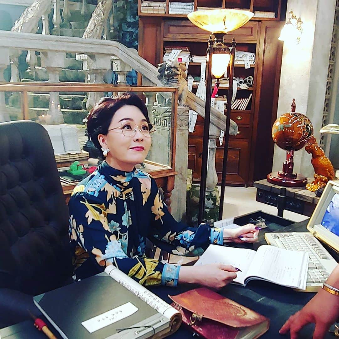 キム・ジョンナンさんのインスタグラム写真 - (キム・ジョンナンInstagram)「내세출입국사무소. 망자가 되면 반드시 이곳에서 오리엔테이션을 받아야  함.  #구미호뎐#TVN수목미니#탈의파#김정난」11月3日 13時43分 - kimjungnanlove
