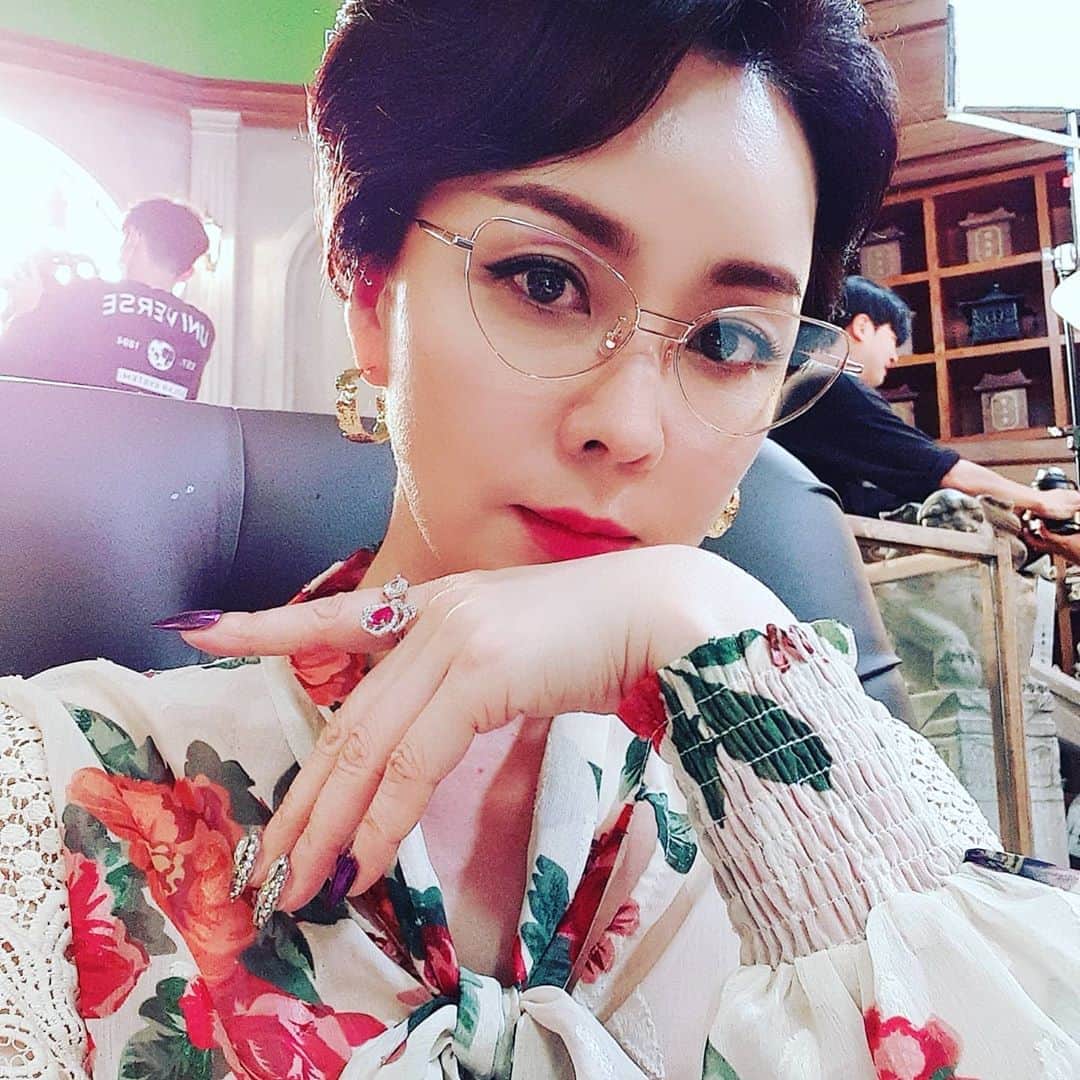 キム・ジョンナンさんのインスタグラム写真 - (キム・ジョンナンInstagram)「내세출입국사무소. 망자가 되면 반드시 이곳에서 오리엔테이션을 받아야  함.  #구미호뎐#TVN수목미니#탈의파#김정난」11月3日 13時43分 - kimjungnanlove