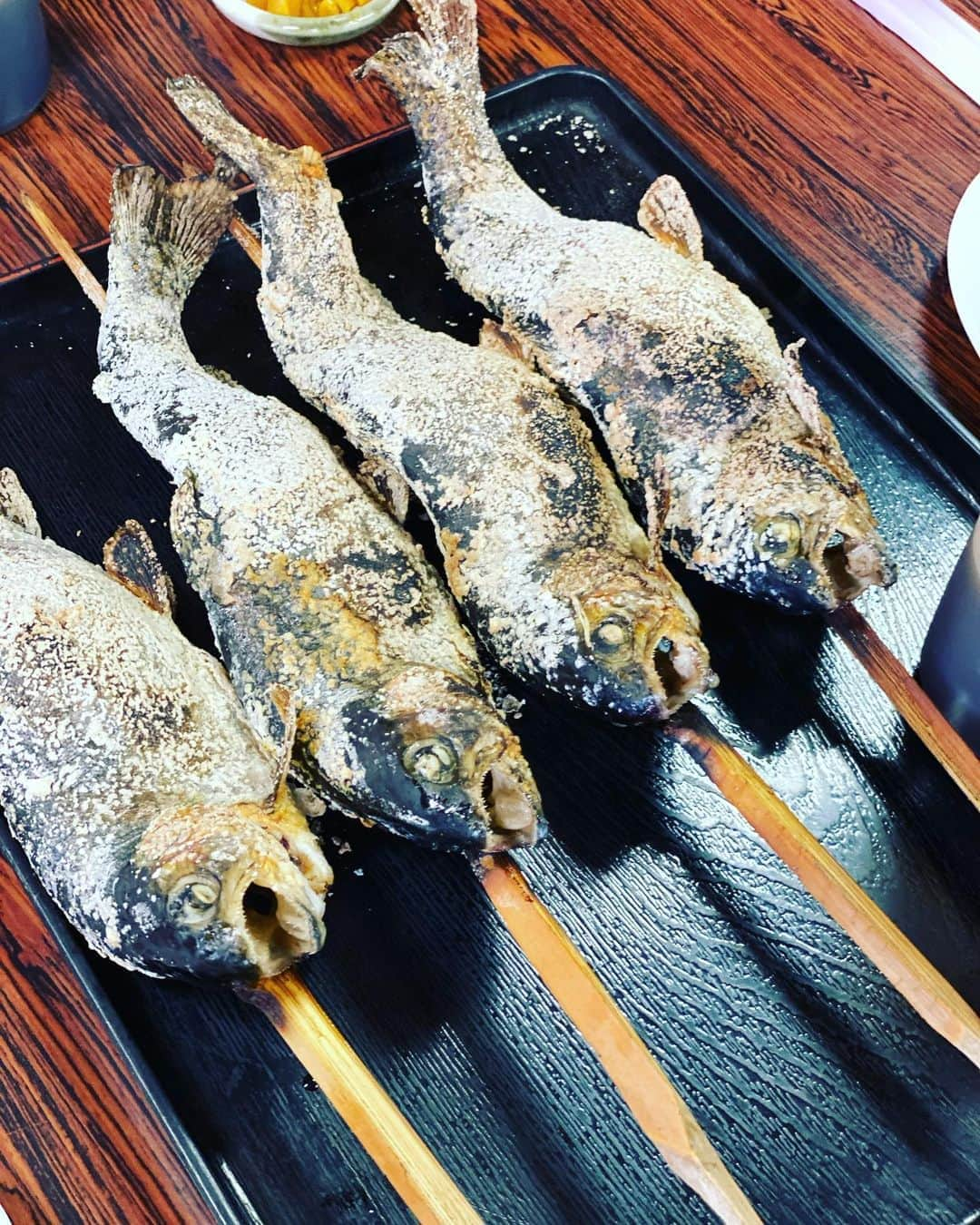 ちゃたさんのインスタグラム写真 - (ちゃたInstagram)「お出かけ！！  一升蕎麦食べいくはずが釣りしたいってゆーから🎣釣り堀へいってマス釣りに予定変更🐟  蕎麦食べたかったなぁ🤤  とりあえず、大きいのゲットして子供たち楽しそうでしたぁ❤️  お魚だけでお腹いっぱいになる！！ 娘用に頼んだ唐揚げが美味しかった(^^)  #ランチ#外食#塩焼き #鱒#ます #マス釣り#釣り堀#子供とお出かけ部 #gotoキャンペーン #魚釣り　#のんびりな休日 #スローライフ  #自然が好きな人と繋がりたい #自然派ママ #子供と遊ぶ  #food#Instafood#ranch#川魚#ranchtime #旅行好きな人と繋がりたい #japanesefood#飯テロ#タビジョ#川#お出かけ　#日帰り旅行 #旅行好きな人と繋がりたい #子供のいる暮らし　#めしすたぐらむ#いただきます」11月3日 13時44分 - c.h.a.t.a.13