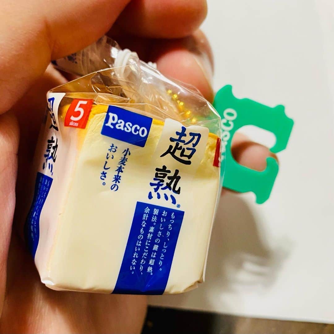 澤田修のインスタグラム：「最近のガチャは凄い。 #超熟ガチャ #超熟pascoのパンミニチュアスクイーズ」