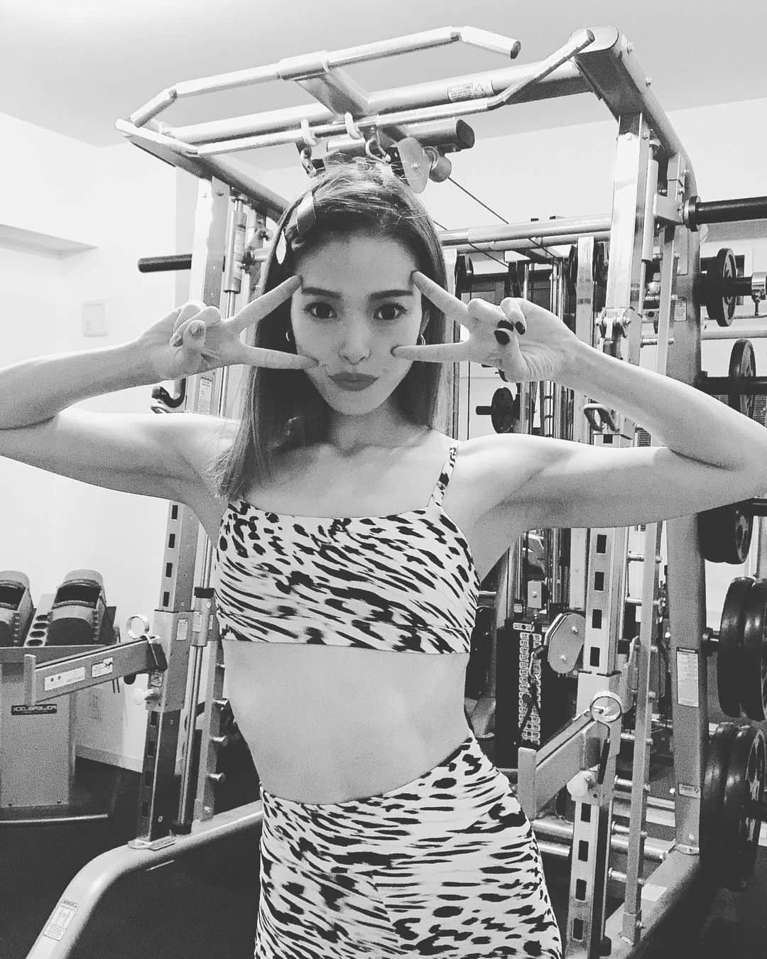 川戸沙羅のインスタグラム：「✌🏾🖤 living healthy life style  #fitness #workout #traning #fitnessmotivation  #fitgirl  #livinghealthy  #lifestyle  #cultureday #筋トレ #筋トレ女子 #美尻トレーニング  #パーソナルトレーニング  #女性パーソナルトレーナー」