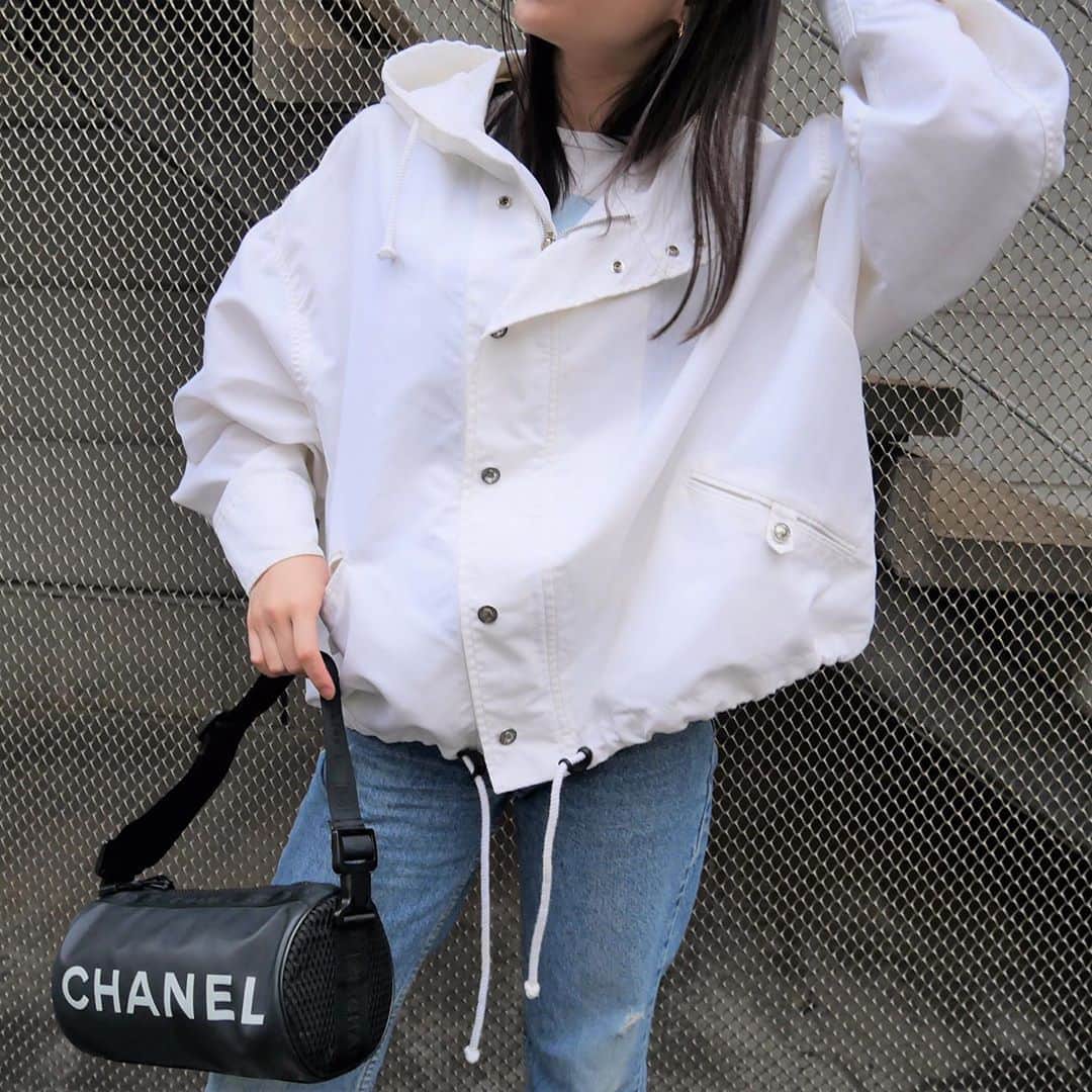 Vintage Brand Boutique AMOREさんのインスタグラム写真 - (Vintage Brand Boutique AMOREInstagram)「Vintage Chanel logo hooded jacket from 1995. Size 36   ★This item is only available at the store but we accept orders by DM. Please DM us if you are interested in the item!   Free Shipping Worldwide 📩DM for more info and pricing ➡️info@amorevintagetokyo.com   #AMOREvintage #AMORETOKYO #tokyo #Omotesando #Aoyama #harajuku #vintage #vintageshop #ヴィンテージ #ヴィンテージショップ #アモーレ #アモーレトーキョー #表参道 #青山 #原宿#東京 #chanel #chanelvintage #vintagechanel #ヴィンテージ #シャネル #ヴィンテージシャネル #シャネルヴィンテージ #amorewardrobe #アモーレワードローブ」11月3日 19時11分 - amore_tokyo