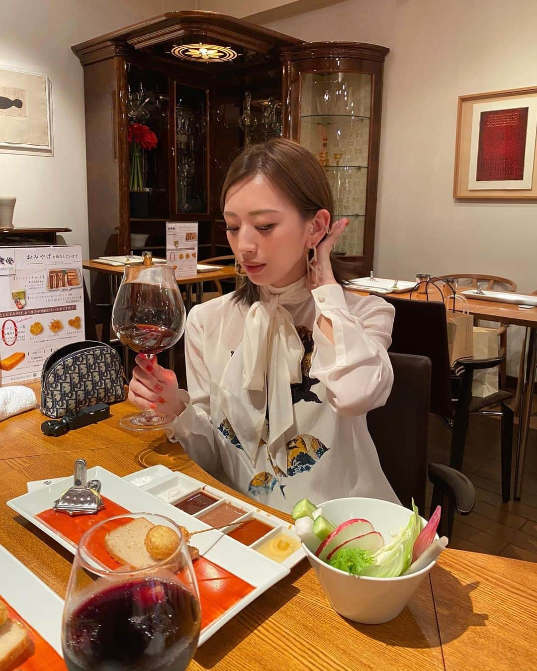 木下春奈さんのインスタグラム写真 - (木下春奈Instagram)「・ ・ 美味しいご飯に美味しいワインしあわせ🍷🍷 ・ ライブ終わったのでエクステとおさらばして短く暗く戻したの🤞🏻💕 ・ ・ onepiece @maisonvalentino  Earrings @maisonvalentino   ・ ・」11月3日 19時13分 - haruna_kinoshita