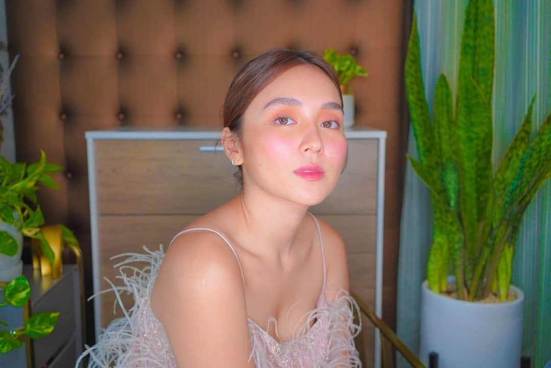 Kathryn Bernardoさんのインスタグラム写真 - (Kathryn BernardoInstagram)「Always stepping up my skincare game with @pondsph! 💕   Get ready to add to cart your fave Pond's products and take advantage of up to 50% discount this coming 11.11 @lazadaph sale. You wouldn't want to miss this huge sale and the chance to stock up on your beauty essentials! 👄」11月3日 19時14分 - bernardokath