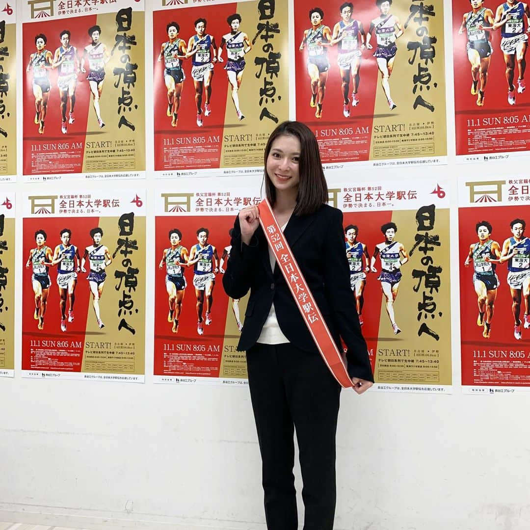 住田紗里さんのインスタグラム写真 - (住田紗里Instagram)「日曜日に、無事に第52回全日本大学駅伝の中継が終わりました。 久冨さんからバトンを受け取り、初めて関わらせてもらった中継。 事前取材の時も当日も、 コロナ禍の中で開催されることへの感謝を語る監督や選手の皆さんの姿に胸を打たれました。 8区のアンカー勝負までもつれこむ展開になり、最後までどこが勝つかわからない、 非常に熱いレースでした。 優勝した駒沢大学の皆さん、おめでとうございます🎉  私は約1ヶ月、駅伝と向き合っていたので、駅伝ロスになっています。  #第52回全日本大学駅伝#全日本大学駅伝#全日本#大学駅伝#駅伝#襷#たすき#ロードレース#roadrace#アンカー まで#大接戦 今は駅伝#ロス#スポーツ#sports 写真は#インタビュー をした#メディアセンター で#ポスター の前で #テレビ朝日#テレ朝#テレビ朝日アナウンサー#アナウンサー#住田紗里」11月3日 19時14分 - sarisumita_ex