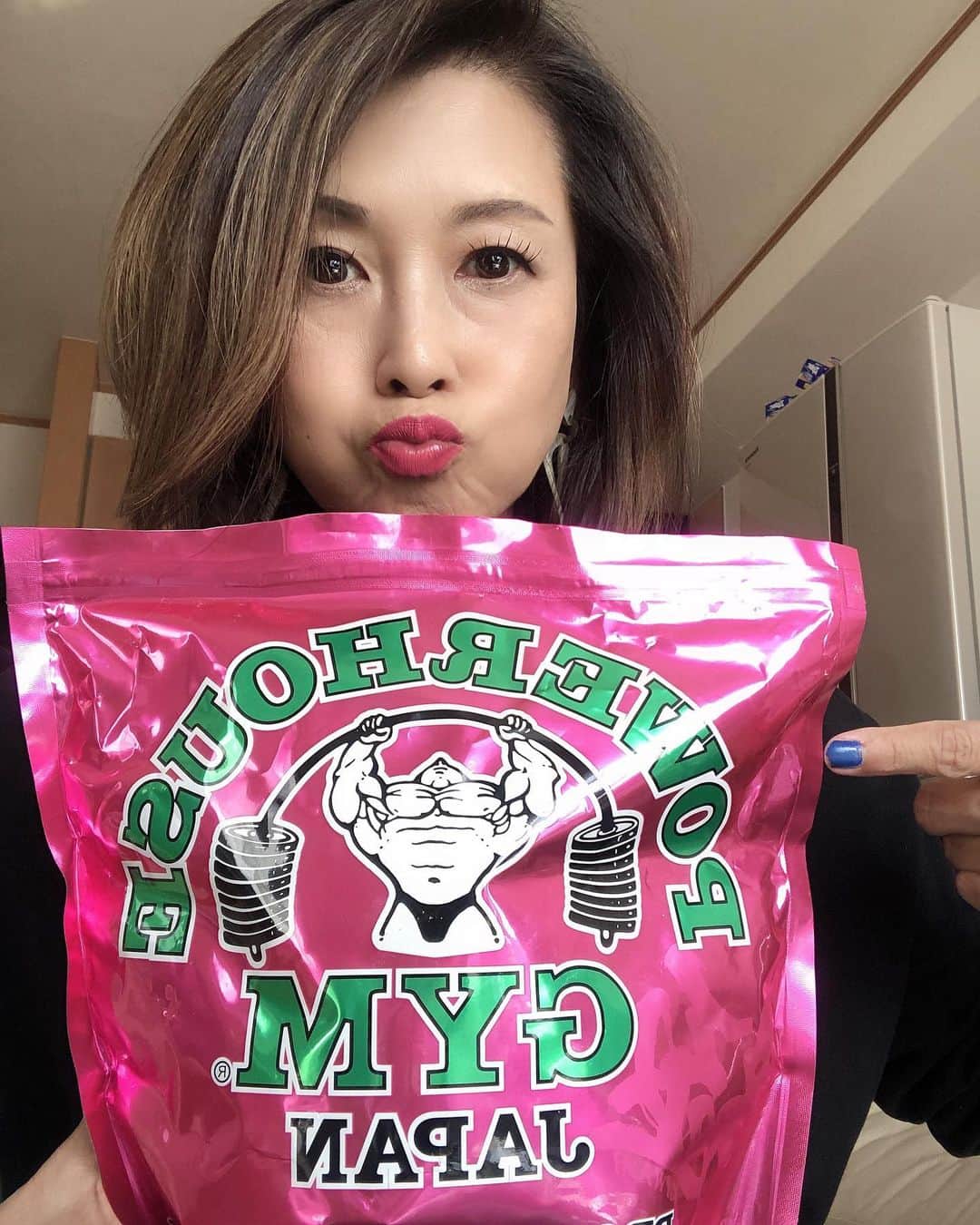 Naoko（なおこ）さんのインスタグラム写真 - (Naoko（なおこ）Instagram)「🤍 🍓 @kiwamibody_official  #極みボディプロテイン . ストロベリー🍓味ウフ🥰 . パッケージが可愛いとこ 好き。 味も好き。 クオリティも好き。 . チョコ味と混ぜたら アポロ味?🤔 いやいやいやいや😅😅😅 え。 まさかとおもたら あらアポロ🤎💗🤎🍫 . . 超美味しい😭 甘いの食べたくなったら これ飲むべ🙋‍♀️🥰 . . リール機能というのを やってみました。 なんかよーわからんけど カッケー仕上がりに 😆 ヘナチョコトレーニングが 盛れるという💪💪😃 . ちょいちょい やろ😬👻💙 . . #筋トレ男子#筋トレ女子#筋トレ女子と繋がりたい #美ボディ#ボディメイク#筋トレダイエット#フィジーカー#トレーニング #ワークアウト #フィットネスウェア#美尻  #アラフィフ#熊本#なおこ語録 #fitnesswear #bodymake#training#trainingwomen#workout#gym#anytime #Housemusic#pro.fit.kumamoto #m2gymkumamoto  #kumamoto」11月3日 19時16分 - smile_naohibi