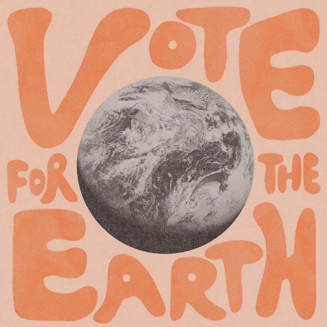 プリシラ・アーンのインスタグラム：「...and for racial justice and for human rights and for democracy!  ✌🏼🤎🌎 We mailed our votes in from Canada. And whatever happens....let’s all treat each other with kindness.  Artwork by @ameliaheron_」