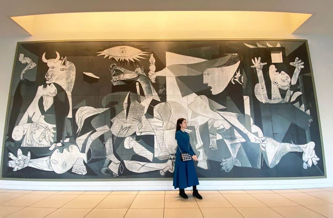 岩間恵のインスタグラム：「先日、大塚国際美術館に行ってきました！  名画をオリジナルと同じ大きさに 複製して展示している美術館。  ルーブル、ボストン、MoMA、バチカン... などの美術館で今まで見てきた名画を、 レプリカとはいえまた一気見できるだなんて...！  卒業旅行でスペインに行ったとき、 ゲルニカを見たいがためにプラド美術館ではなく ソフィア王妃芸術センターに行ったことを思い出した。笑 そのゲルニカも、現物大でまた見ることができました！  #大塚国際美術館 #芸術の秋 🍁 #アートはそこまで詳しくないけど #美術館の雰囲気だいすき」