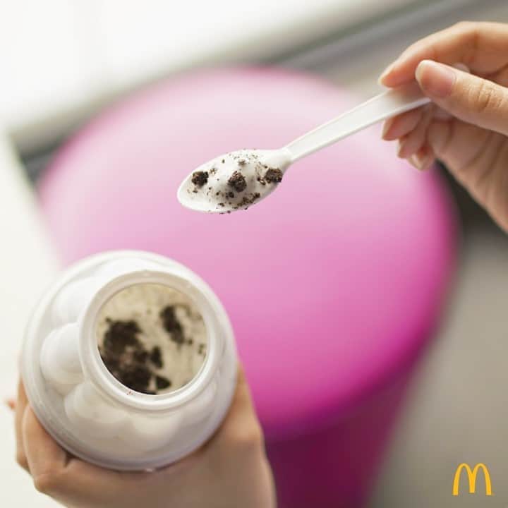 McDonald's Philippinesのインスタグラム：「Pause for a moment and have a McDo treat! How about some Oreo bits blended into rich soft serve ice cream? 🤤 🖤   Order a McFlurry with Oreo via the McDelivery PH App or head to a Drive-Thru near you.」