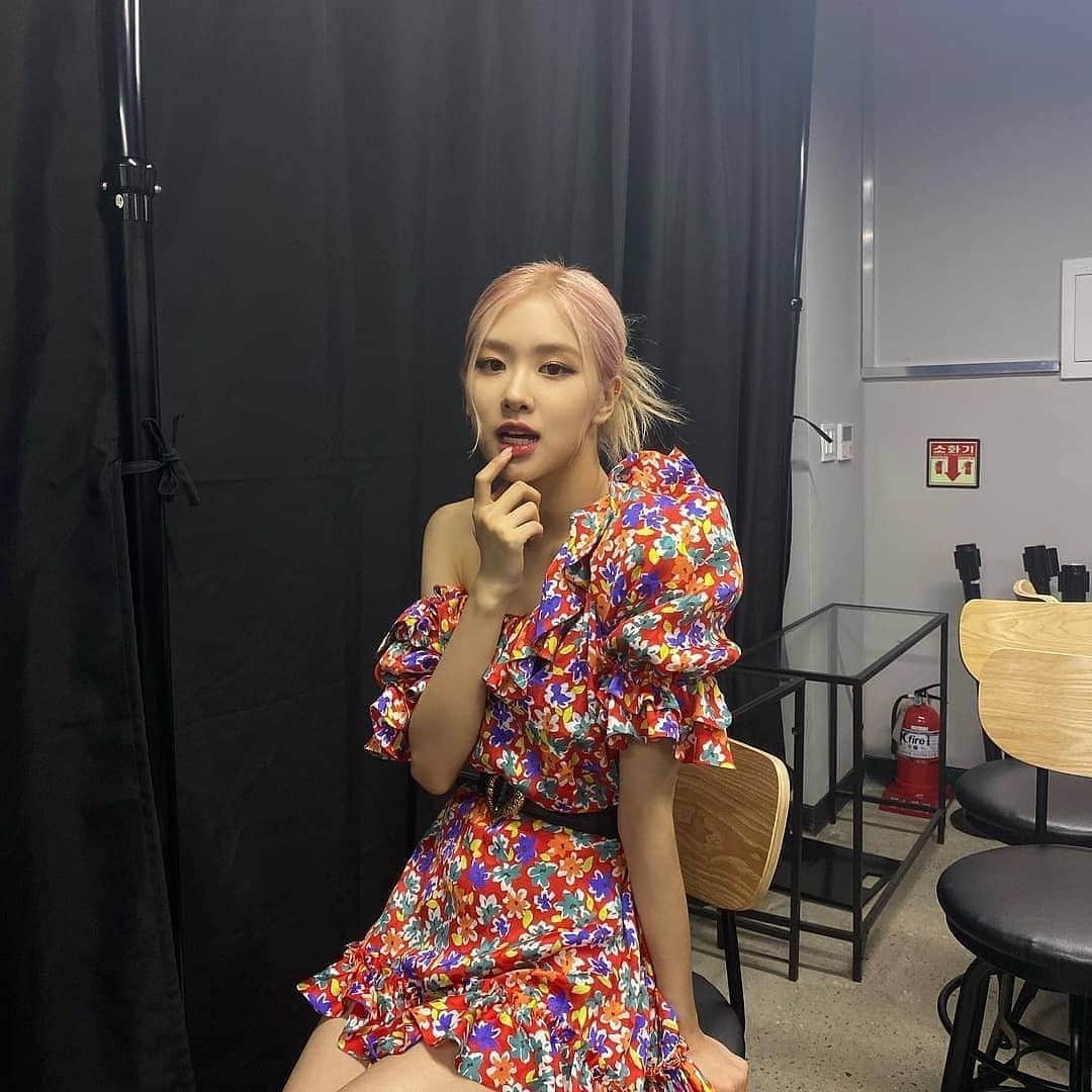 CeCi Thailandのインスタグラム：「Rosé BLACKPINK  ในฐานะ Friend of the house ตัวแทนผู้หญิงรุ่นใหม่ที่สะท้อนความเป็นสาว SAINT LAURENT พร้อมนำเสนอลุคต่างๆมากมาย   ไม่ว่าจะเป็นลุคไหน Rosé ก็สามาถ่ายทอดนิยามใหม่ของผู้หญิง SAINTLAURENT ได้อย่างไร้ที่ติ」