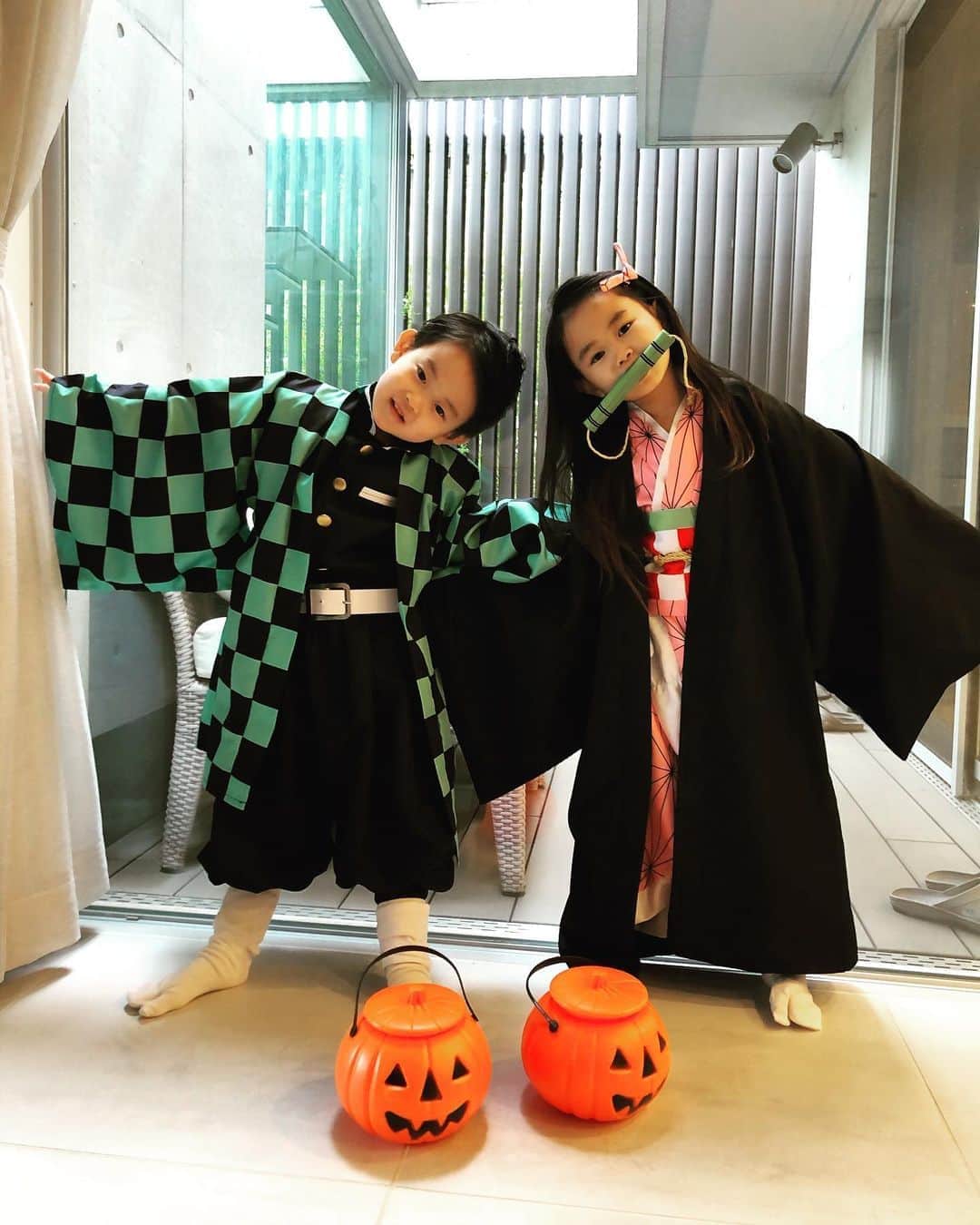 加織のインスタグラム：「子供達が一回で起きて文句一つ言わずschoolに行ってくれて、お母さんとっても助かるハロウィンweeeekが終わってしまった👻笑  毎年一つだけ新しい衣装を用意してあげるんだけど、(1週間コスチュームだから毎年着回ししてくれないとお財布ビックリしちゃうからねw)今年は漫画？もアニメも見た事ないくせに鬼滅の刃がメインでした🤍かわいすぎていつでも倒れれる🤍w  はぁ、かわいい🤍」