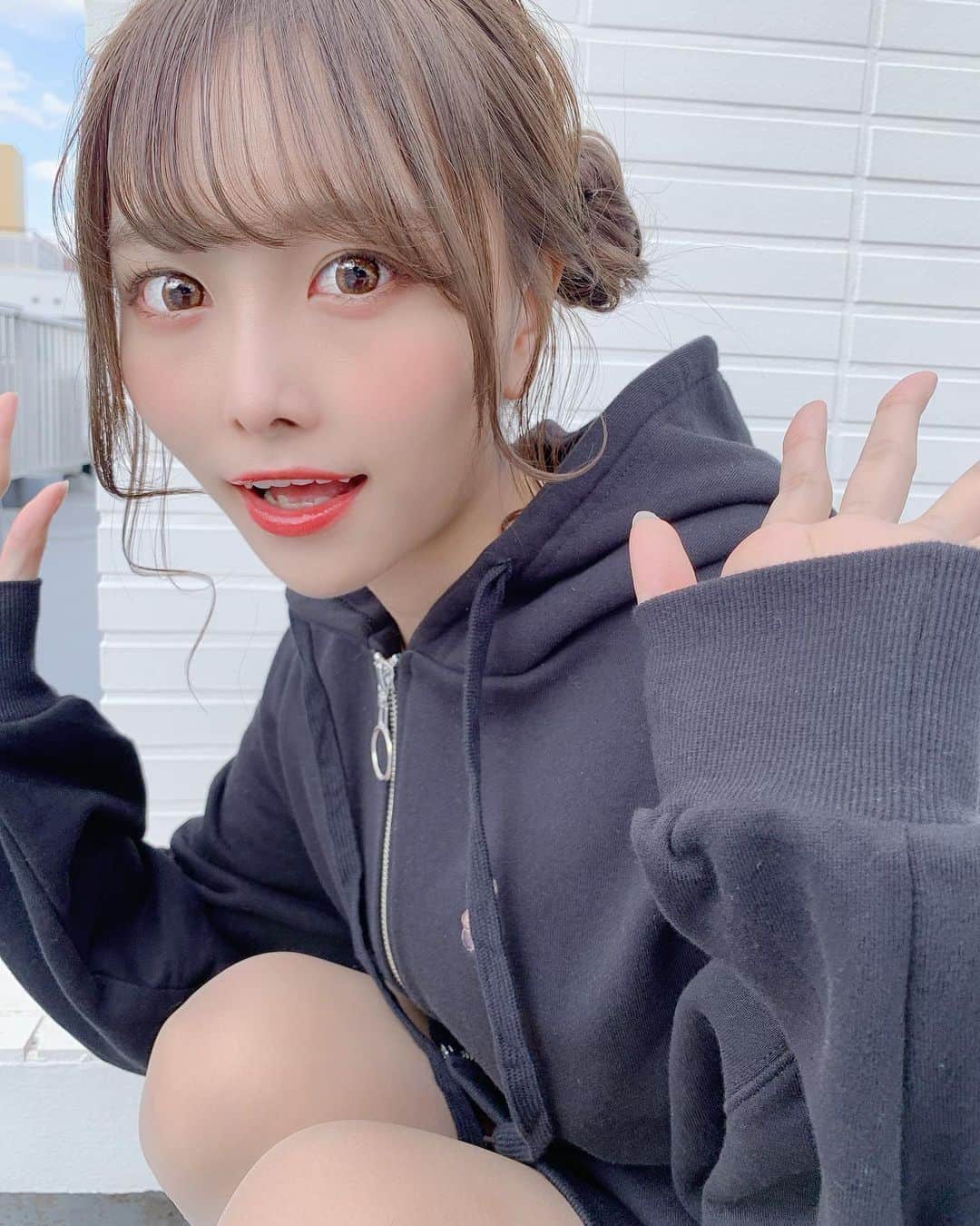 青木りさのインスタグラム：「. . . パーカー☺️どうかな？？ あんまりパーカーとか着たことないんだけど、最近はこんな感じも好き！🤤 . . . . そしてこの髪型好きなんだ〜〜〜 . (@zawa_tomato )さんにやって頂きました！ . ありがとうございました(*ˊ˘ˋ*) . . . . . #ツインお団子 #ヘアアレンジ #ヘアアレンジ簡単 #ヘアセット #ひつじヘア #くま #くまさん #クマさん  #ツイン団子 #パーカーコーデ #パーカー #パーカー女子 #ストリート系女子 #honeycinnamon #黒コーデ #ヘアカラートレンド #ガオー #japanesegirl #likeforlikes #likelike」