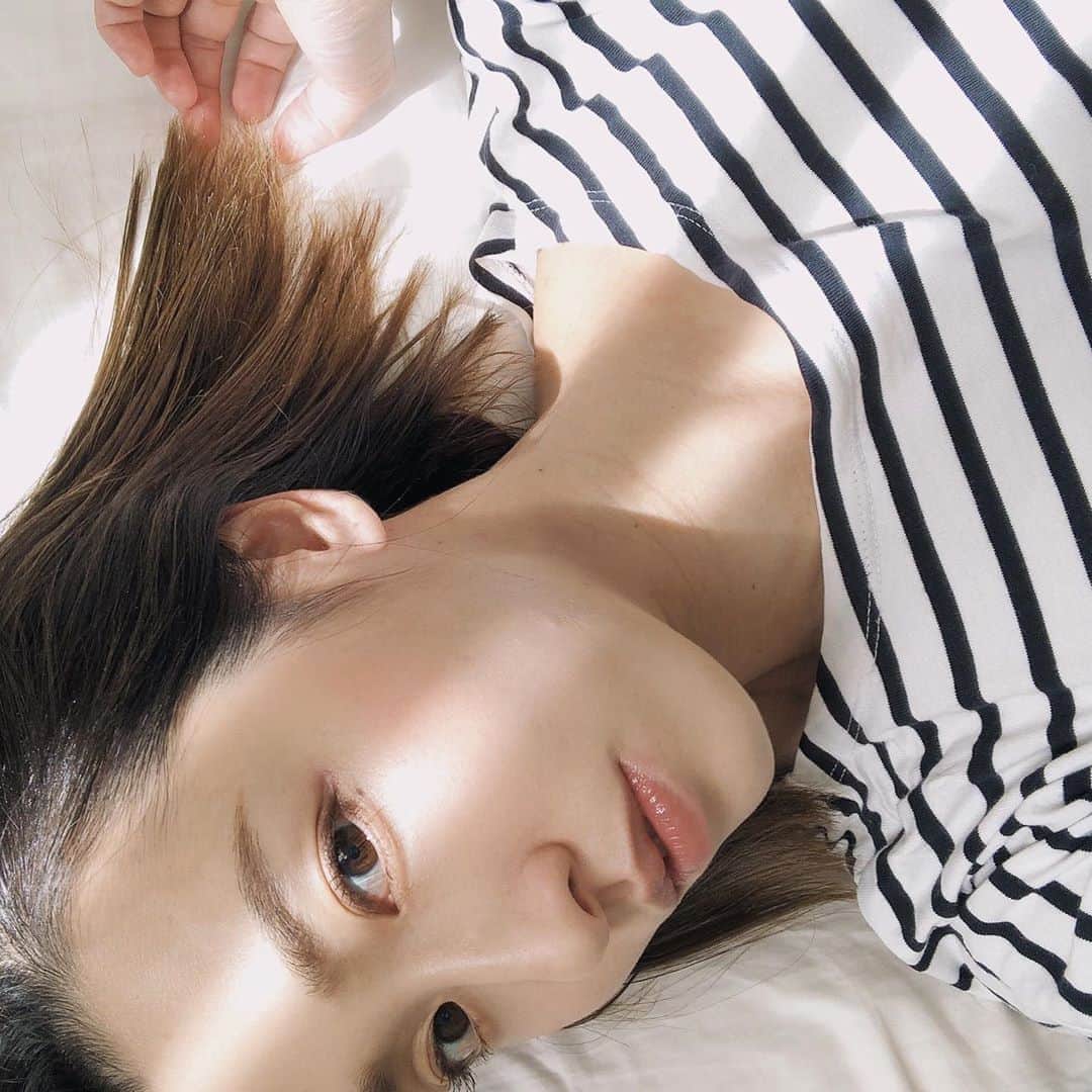 のインスタグラム：「先月美容室で グラデーションカラーにしてみたよ！ 1ヶ月経ってグラデーション感が グッと出てきました✨ 最近は娘もじっとしてられないし 小まめに美容室に行けなくなったので 伸びた根元が気にならないのでは という理由でこれに。 ずぼらママです😂 結果、根元は1ヶ月経っても気にならないけど ブリーチした髪を綺麗に保つ為の トリートメントやオイルケアが... ちょっと億劫でもあります😇 しばらくは髪を伸ばすつもりだし ケア頑張って大切に楽しもう❤︎」