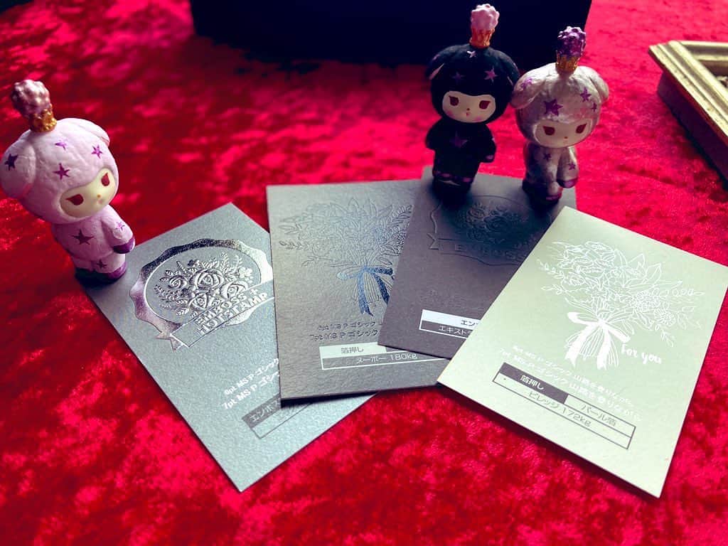 加倉井ミサイルのインスタグラム：「『クックック…印刷屋さんから紙見本が届いたわ』 『どれがいちばんワルいイメージかしら』 『迷うわね…🦇😈🦇』  #ワルミミ #warumimi  #今日のミミちゃん🐏 #todaysmimi🐏 #sofvi #vag22  #medicomtoy #絵本  #manga #cartoon #cartoons  #painting #illustration #art #artwork #artist #picturebooks #Childrensbook #childrenbook #stuffed #softtoy #softtoys #stuffedanimals #stuffedsheep  #sheep #happy」