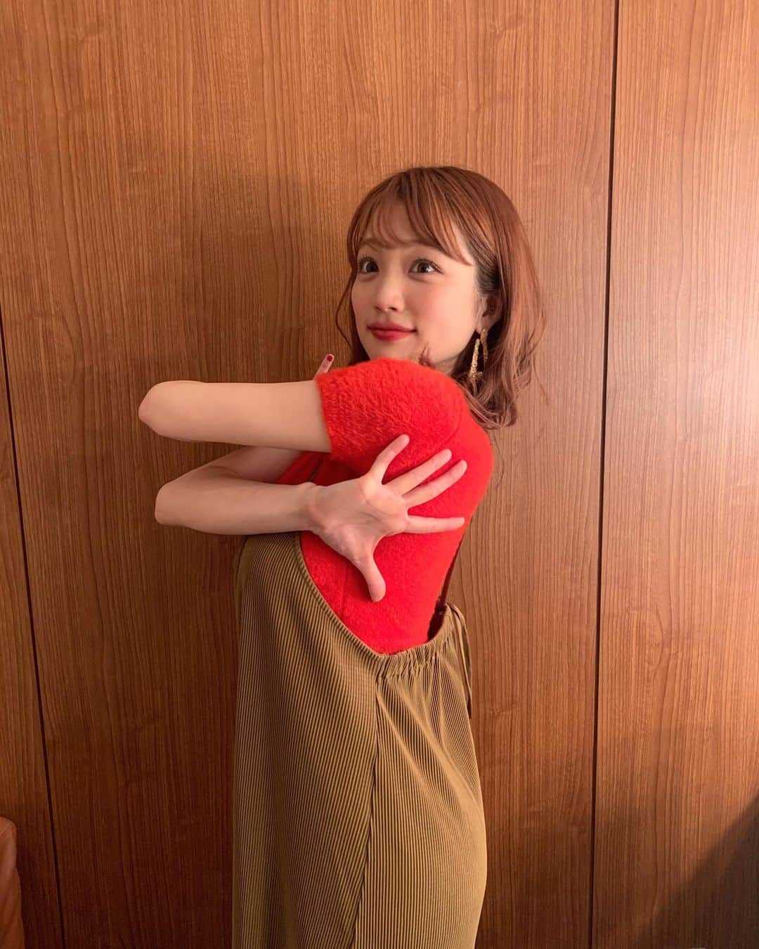 瀬川あやかさんのインスタグラム写真 - (瀬川あやかInstagram)「* だいぶ遅れを取りながらハマった#TWICE 👯‍♀️ 最新アルバムの「I CAN'T STOP ME」のこの振りが好きすぎてやってみたら逆だった。 可愛くて何回も観てるよー😂😂 てかこの赤い服洗濯したら、他の服も全部赤くなったよ笑 最低ー😂😂 もこもこで可愛いけどもう嫌いだー😂😂」11月3日 14時21分 - segawa_ayaka