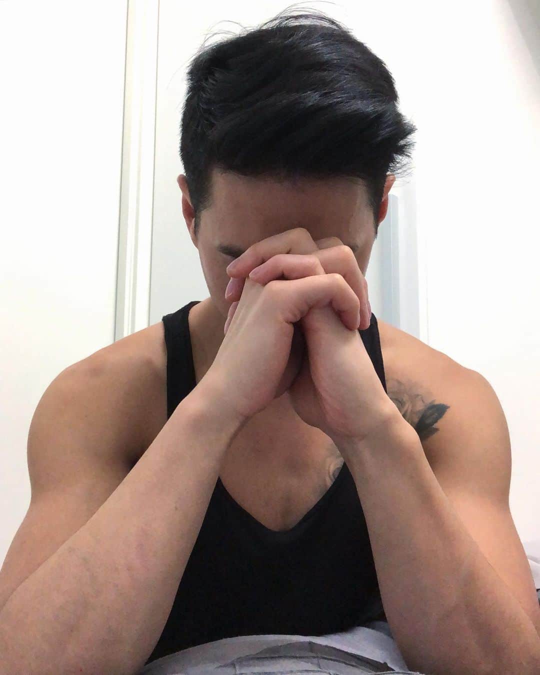 ジェレミー・テンのインスタグラム：「Literally praying that @realdonaldtrump does not win the election tomorrow 🙏 . . . #DumpTrump2020 #BidenHarris2020 #SaveUs #LetThisNightmareBeOver」