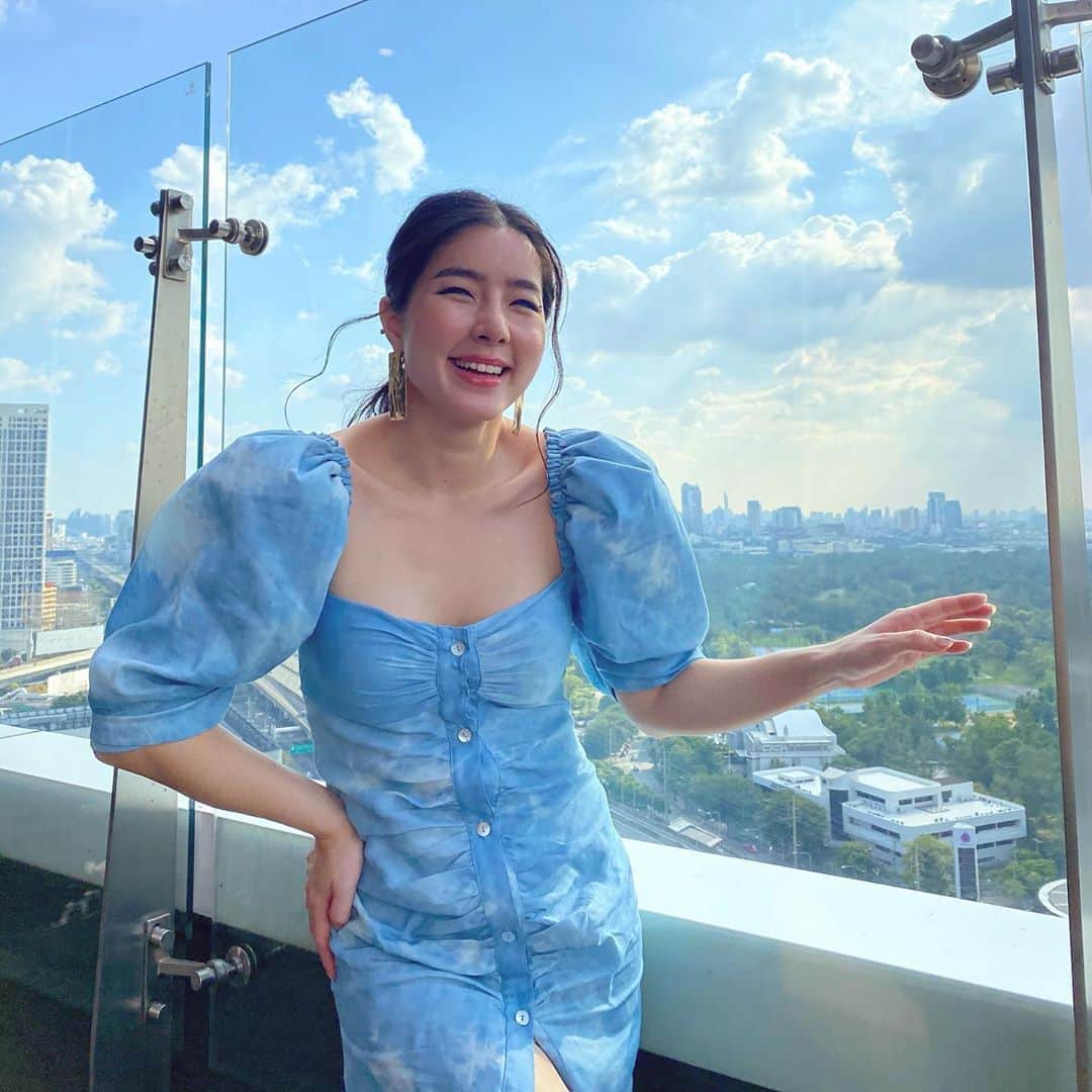 GYEON SEOのインスタグラム：「_* blue dress with blu sky 💙 . . @blueeye.studio」