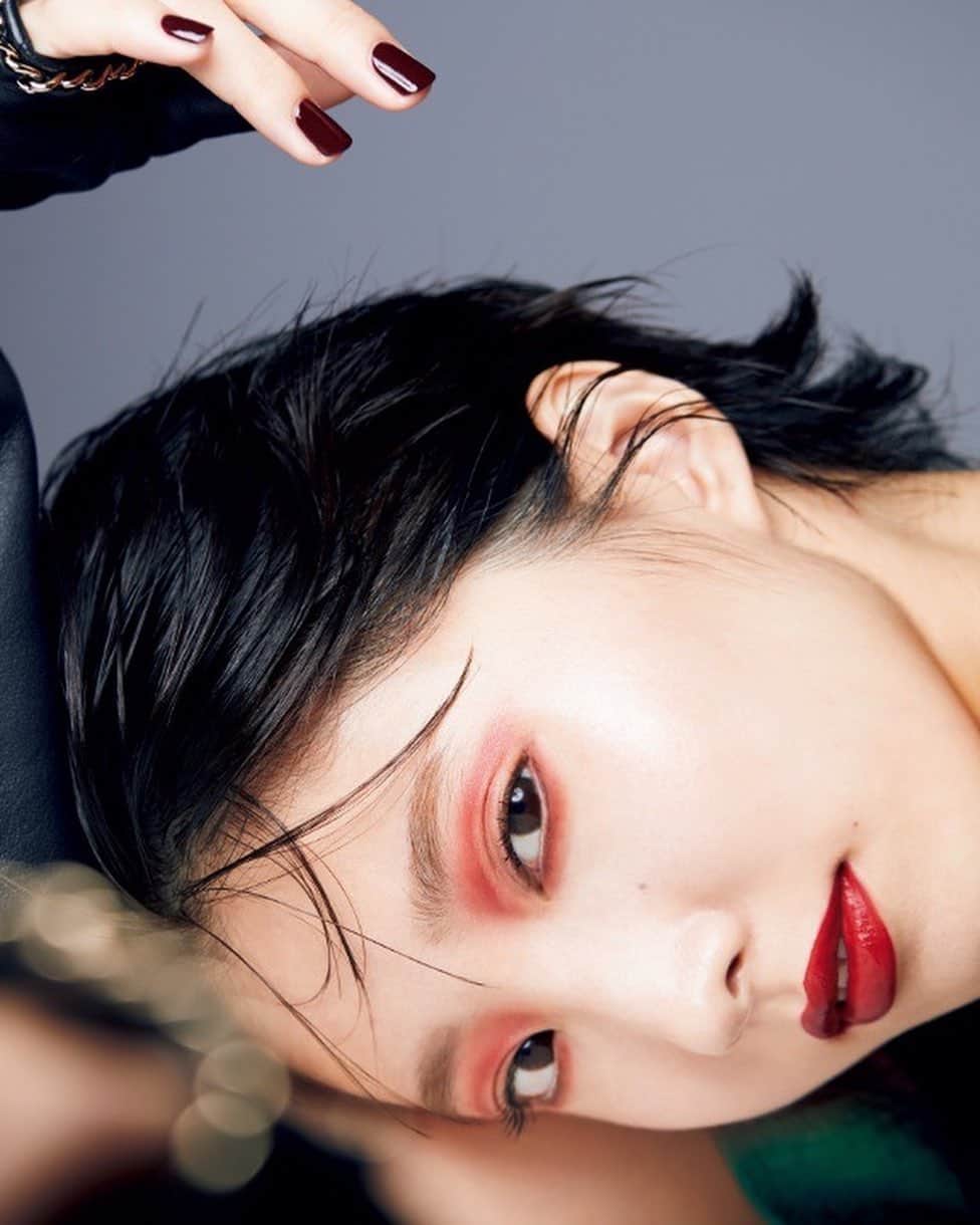 飯島望未のインスタグラム：「@voguejapan @chanel.beauty @chanelofficial  Photo @akinoriito_i  Makeup @rikamatsui26  Hair @takeshikatoh  Stylist @chie_atsumi  Nail @takano_naoko」