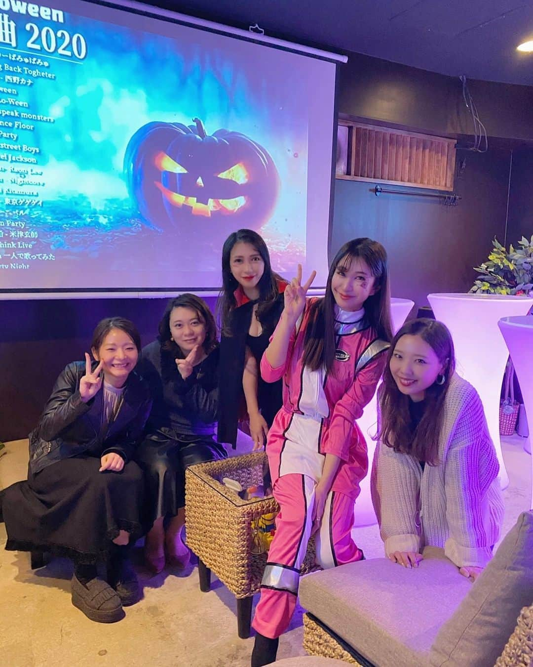 中村江莉香さんのインスタグラム写真 - (中村江莉香Instagram)「ハピハロ#えりハロ 2020🎃 今年のハロウィンは...#バリリゾートリマ にて❤️💻#YouTubelive ⬆︎⬆︎💕 アーカイブ残しております🧟‍♂️🧟‍♀️🎃 そこから、、、#サロンメンバー 合流でパーティー☺️🎁皆んなに久しぶりに会えて嬉しくて感激しました😭✨ 写真ok頂いたのでupしますね💕 #ひっそり会 ❤️❤️笑 #セクシーレンジャー は#ハロウィン2020 #エランドショップ さんのものです☺️毎年ハロウィンでお世話になっています。 @nana_onni もいつも隣に居てくれてありがとなー🧟‍♂️🧟‍♀️💕 #baliresortlima は遅くまで空いてるbar!!! ゆったりソファーがありがたいです❤️ #ピンクレンジャー #ドラキュラ #おっぱいちゃん #YouTube見てね #再生回数のため #セクシーお姉さん #どうぞよろしく #谷間 しか勝たん！笑🤣🙏#YouTube #中村江莉香ちゃんねる #また来年も楽しみ #ハロウィン仮装 #オンラインサロン #えりファミ #パーティーデコレーション #五反田 #五反田駅近 #朝までやってる #おしゃれbar #仮装大会」11月3日 14時31分 - erica_nakamura