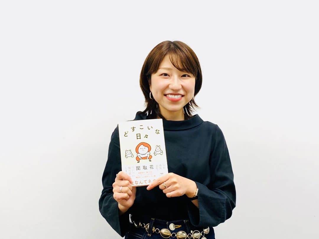 関取花のインスタグラム：「「どすこいな日々」サイン入れしてきました！本当は全部に入れたいくらいですが、時間の許す限りで…書店でこの表紙を見つけたら、ぜひ可愛がってやってください👧🏻🌷  関取花、初のエッセイ集「どすこいな日々」は、11月11日発売です！  #どすこいな日々 #晶文社」