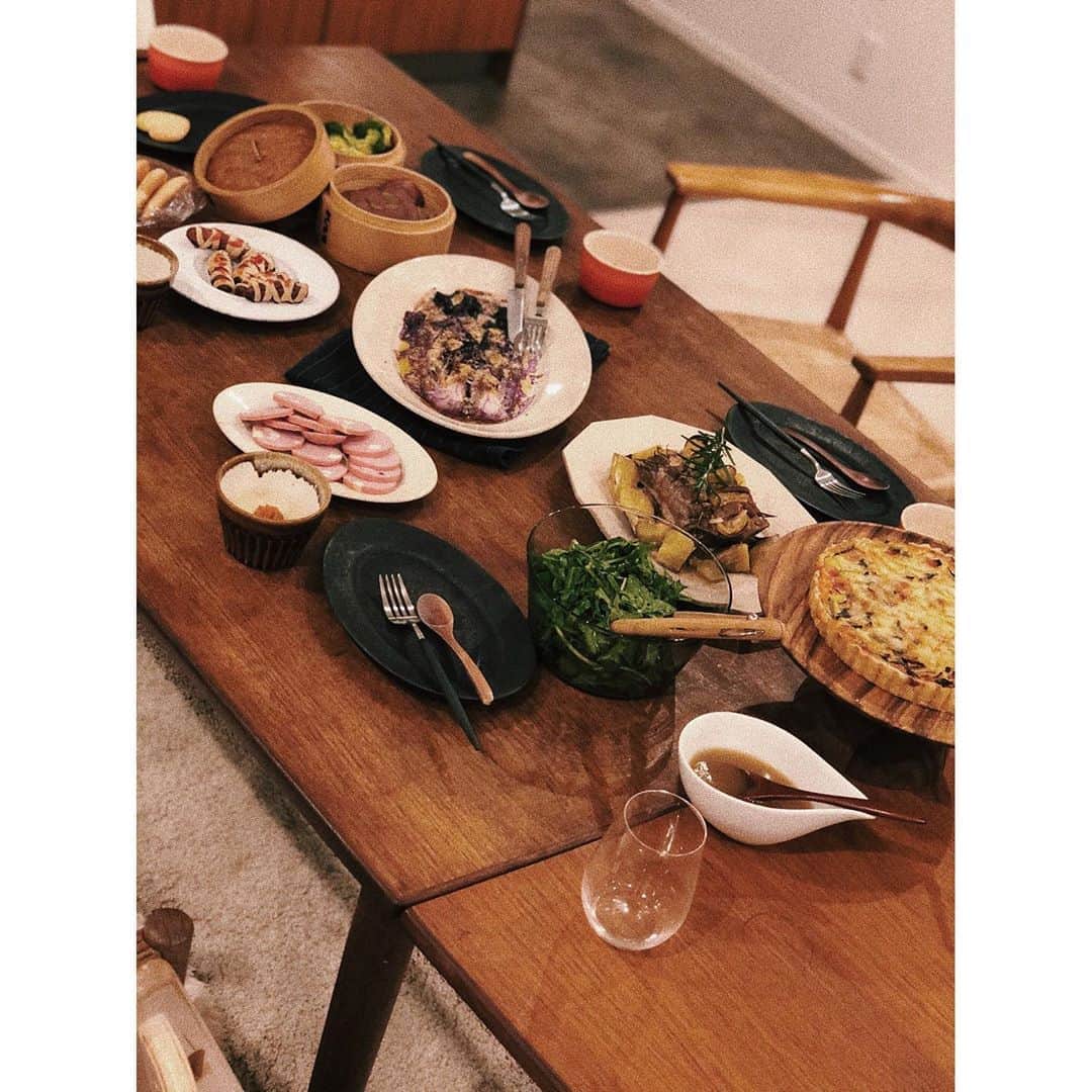 原田沙奈子さんのインスタグラム写真 - (原田沙奈子Instagram)「1泊2日で鎌倉の友人宅へ。 海が見えてのびのびゆったりしてて感動。  キッチンから美味しい香りを漂わせて迎えてくれた @kei5455 ♡  ちょうどハロウィンだったから飾り付けもしてくれてて子供たちも大喜び！  到着すぐにワインを並べて好きなの飲むシステムが始まる。  ご近所さんが可愛い仮装して片手にケーキ、片手に子供たちへのお菓子を持って来てくれて。 あぁ、けーちゃん家族は地元の方々にとっても愛されているんだなぁ…とすごくほっこりした気持ちになった。  そんな優しい光景も見つつ、美味しい食事とワインで朝の5時まで楽しめるわけだ。←  翌朝ボーッと起きてリビングに集まってみんなで朝ごはん食べて。 なんか共有してる時間が本当に心地良かった。  最後の写真は朝ごはんに @shuichi0721 が作ってくれたトマトのフリット。 揚げたトマトの上にマスカルポーネとアンチョビ。激ウマ。 （ホントは夜に出す予定だったのをすっかり忘れてたらしい）  あー思い出しただけで、まだまだ楽しめる。笑  そして、今回ずーっと運転してくれた @wakako.ninomiya ♡ 綺麗で運転も上手いもんだから助手席から見惚れておったわ。  ちなみに最終日はけーちゃんのお友達のパーティーに少し顔を出させてもらった後、わーこの茅ヶ崎に住むお友達のお家にもお邪魔して一緒に楽しませてもらった私たち親子。 鎌倉や茅ヶ崎には魅力的な方々がいっぱい。 また、会いたいなー♡  なによりアマネが楽しかった！とずーっと言ってるのが嬉しくて嬉しくて。  みんなに感謝でいっぱい。 ありがとーーー❤️」11月3日 14時34分 - sanakoharada